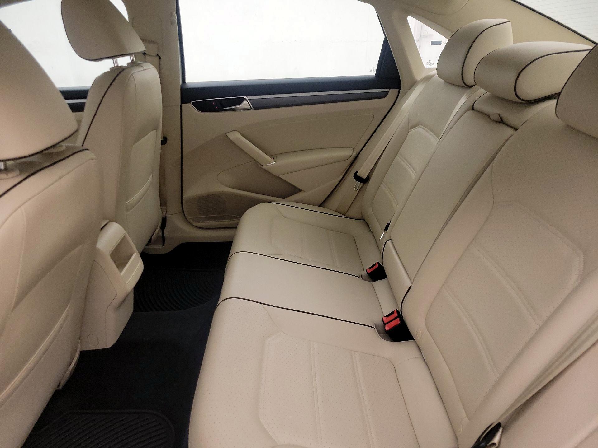 Thumbnail: 2017 Volkswagen Passat - 18