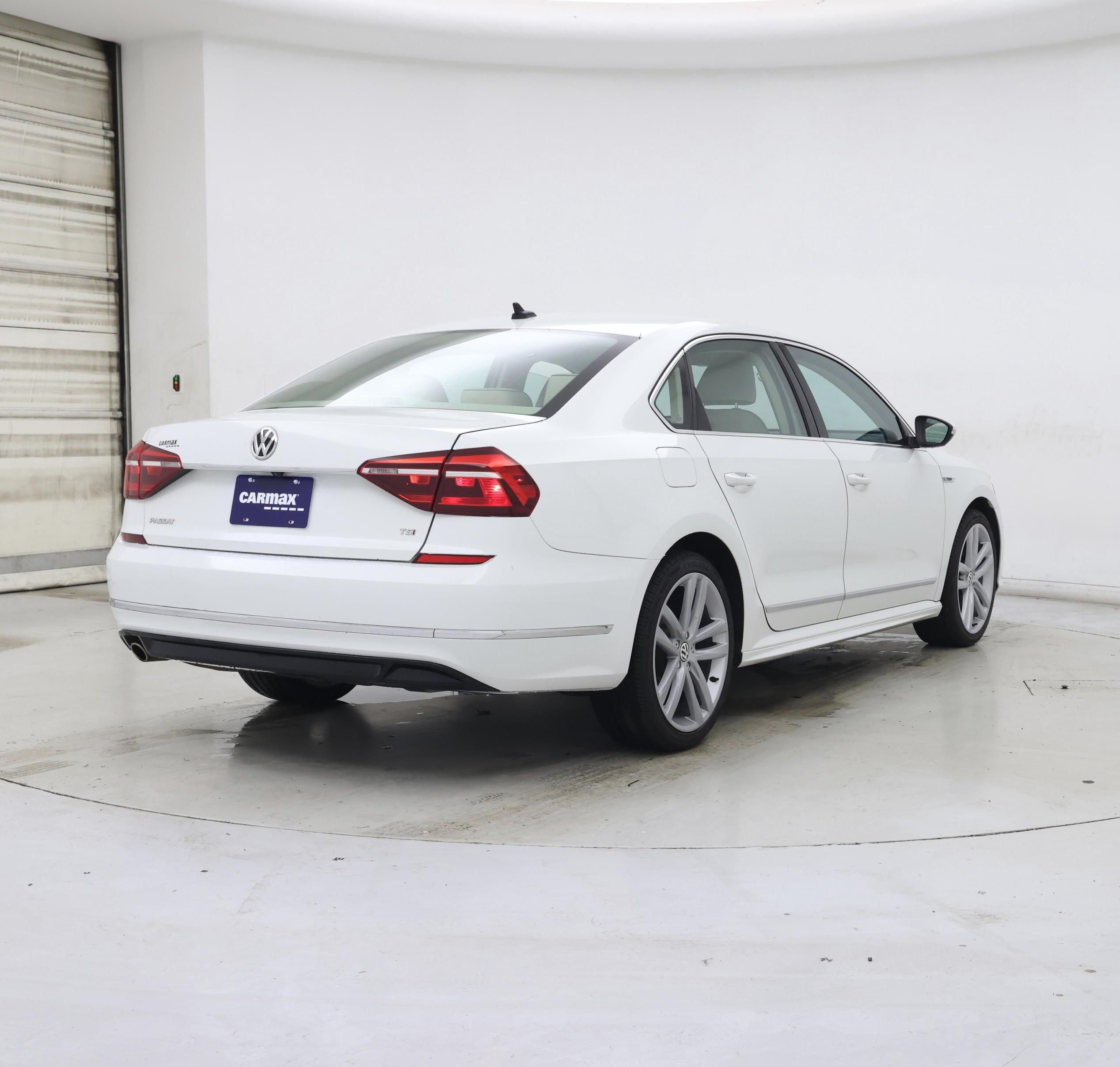 Thumbnail: 2017 Volkswagen Passat - 8