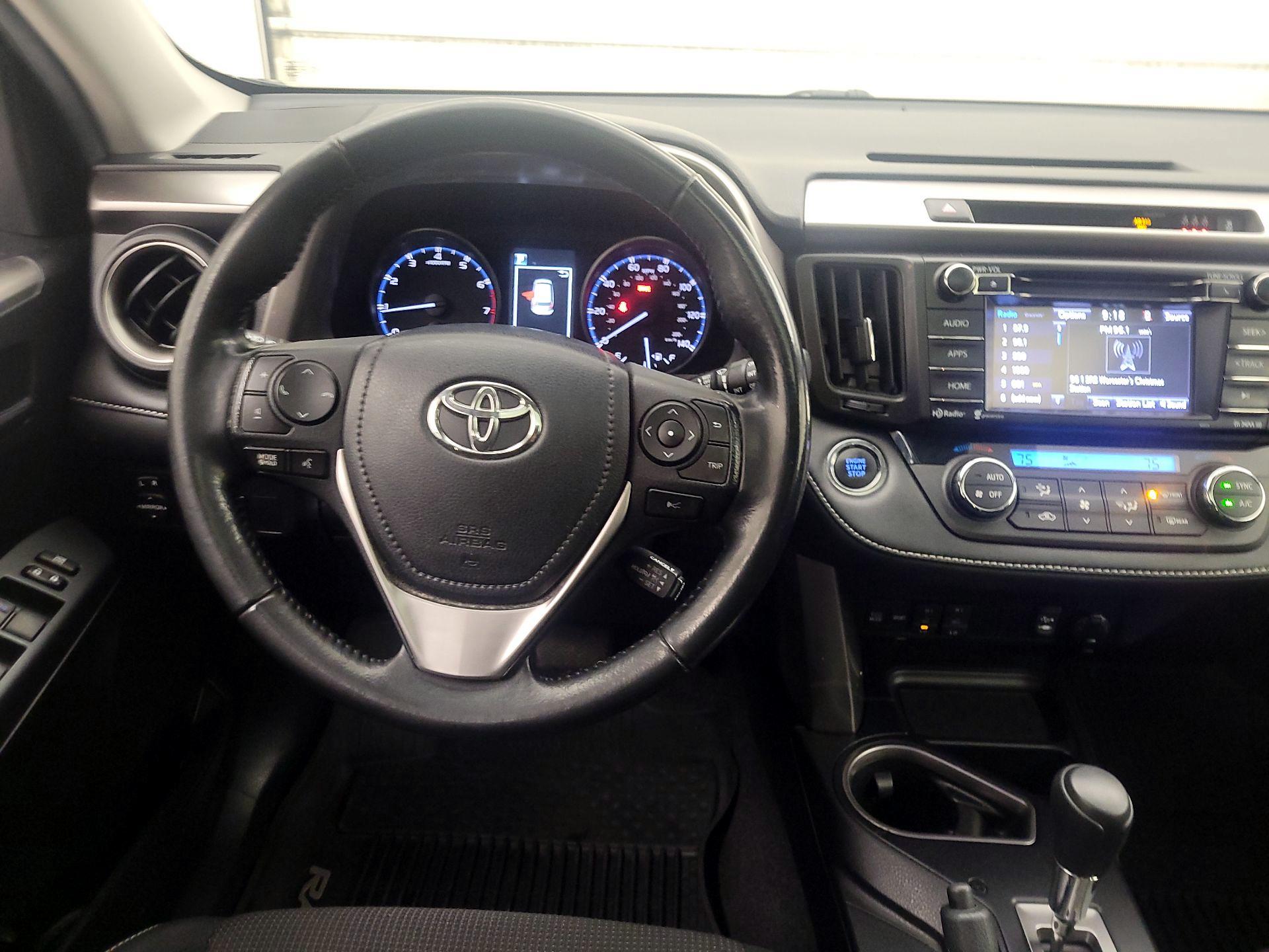 Thumbnail: 2018 Toyota RAV4 - 10