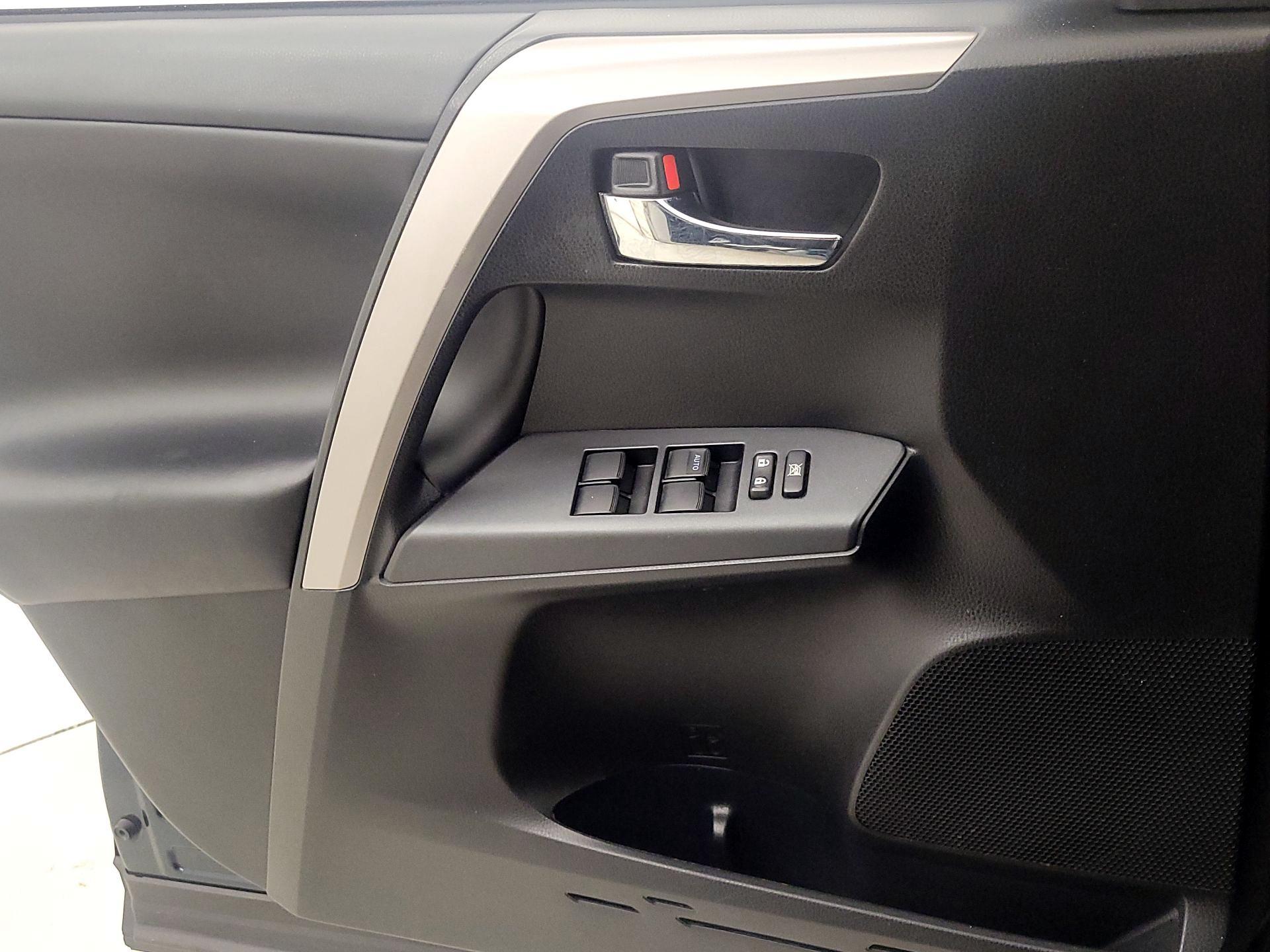 Thumbnail: 2018 Toyota RAV4 - 12