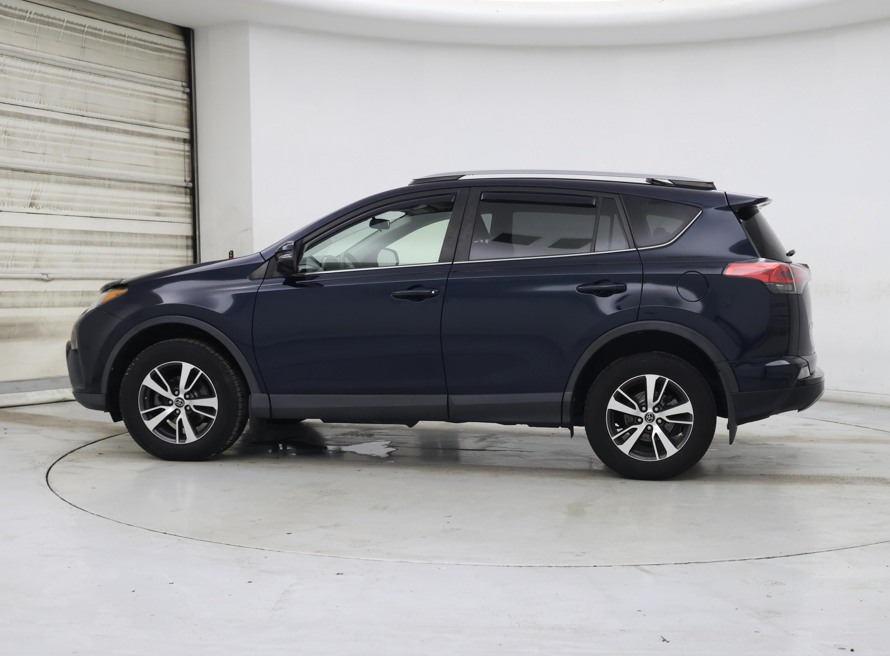 Thumbnail: 2018 Toyota RAV4 - 3