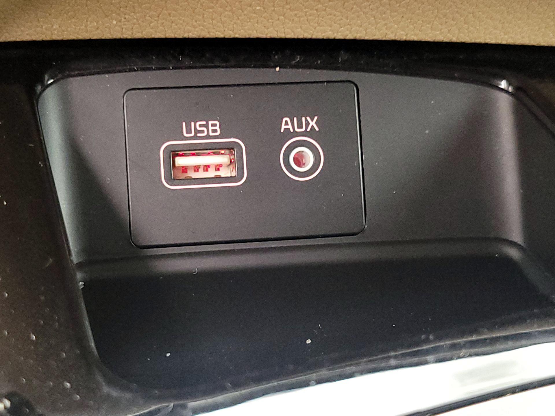 Thumbnail: 2015 Kia Sedona - 18