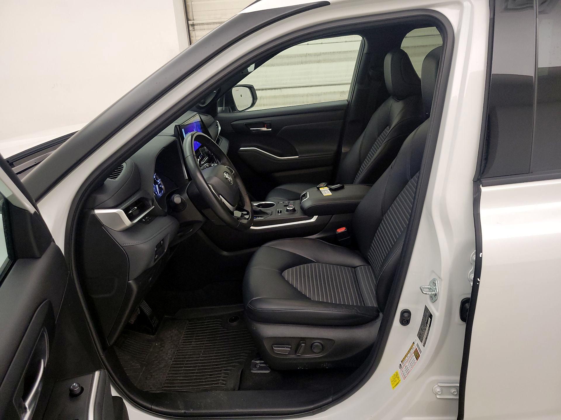 Thumbnail: 2023 Toyota Highlander - 11