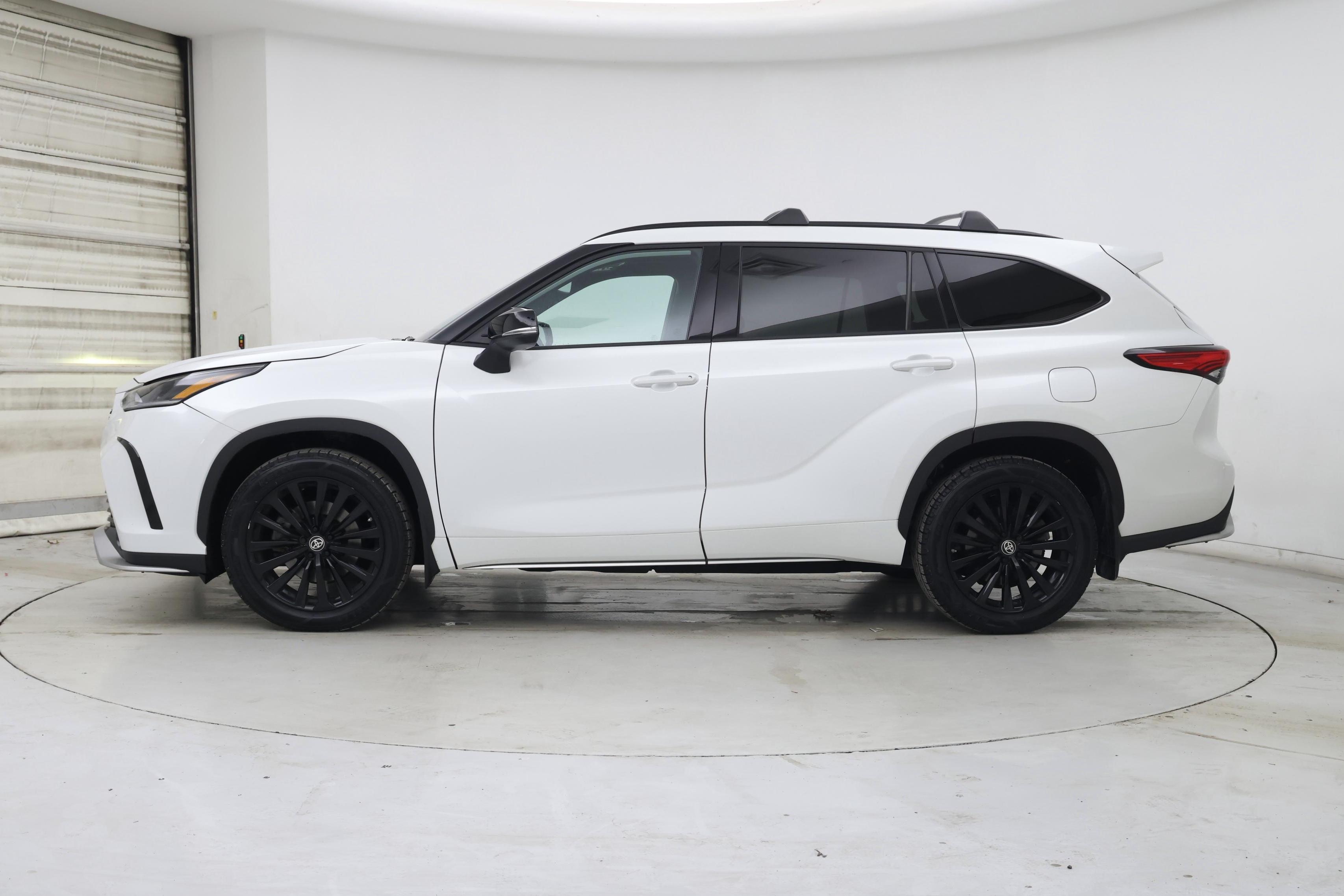 Thumbnail: 2023 Toyota Highlander - 3