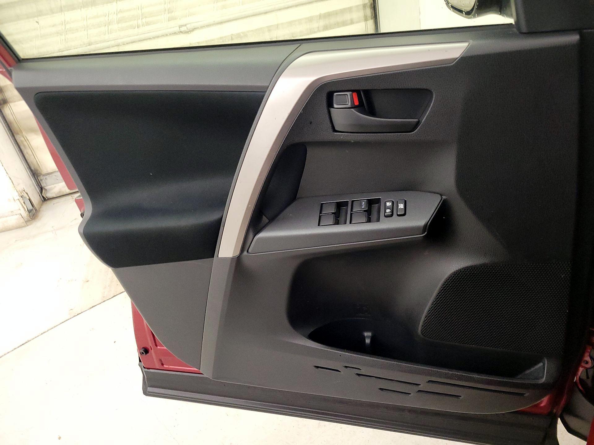 Thumbnail: 2018 Toyota RAV4 - 12