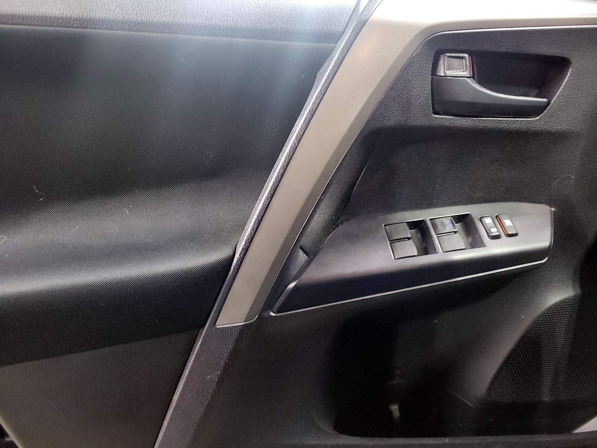 Thumbnail: 2018 Toyota RAV4 - 12