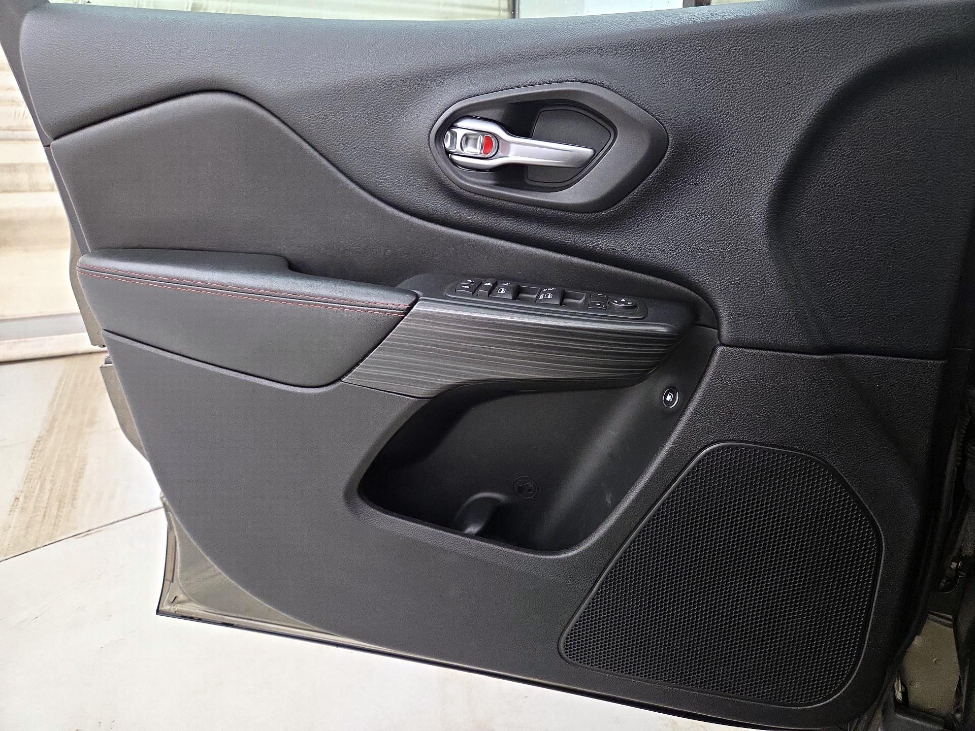 Thumbnail: 2016 Jeep Cherokee - 12