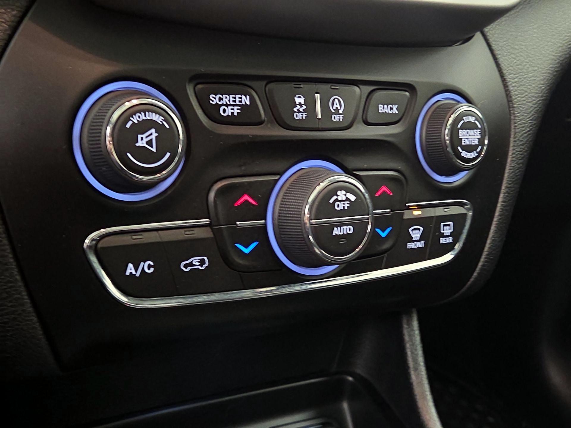 Thumbnail: 2016 Jeep Cherokee - 16