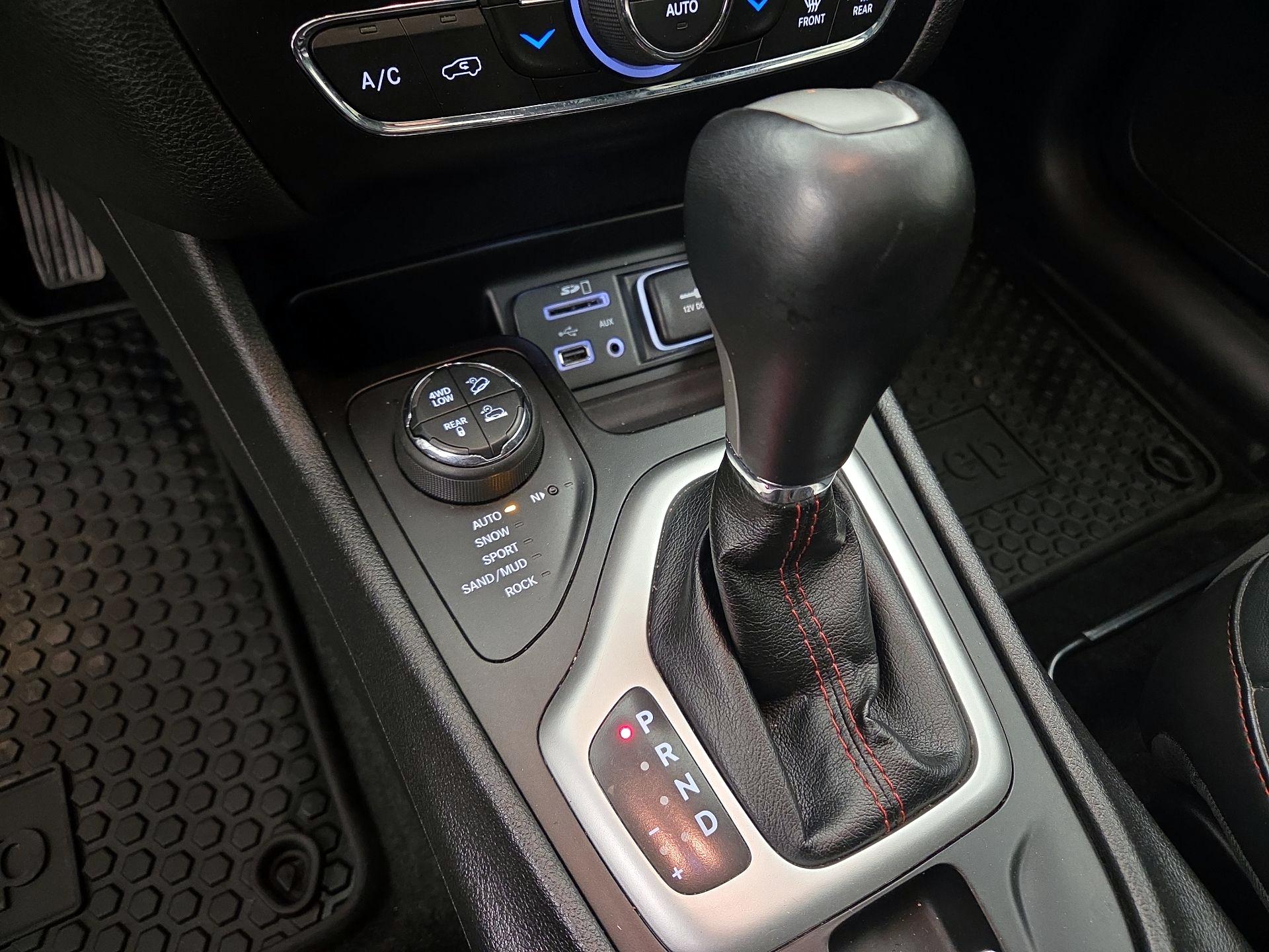 Thumbnail: 2016 Jeep Cherokee - 17