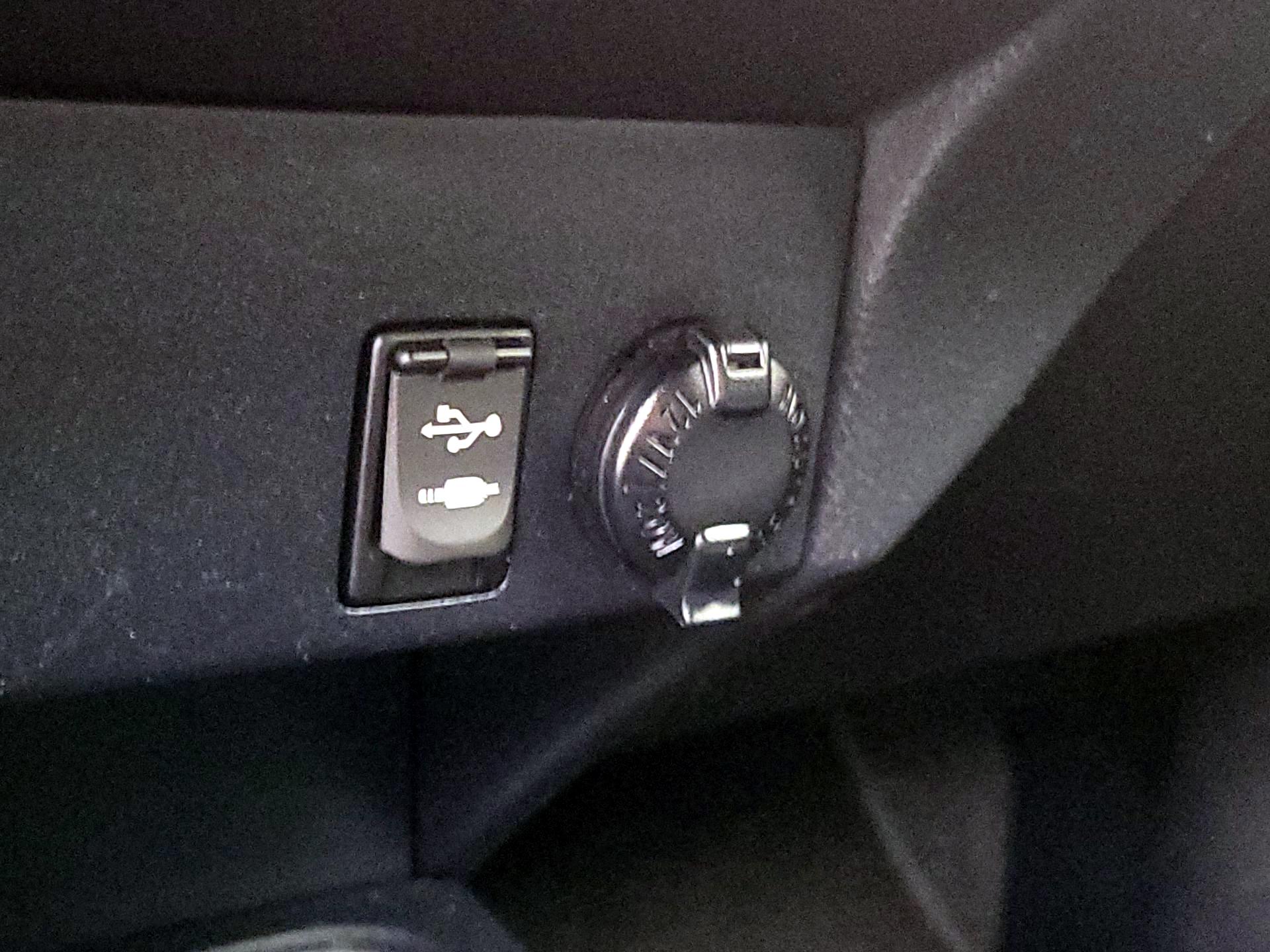 Thumbnail: 2017 Toyota RAV4 - 18