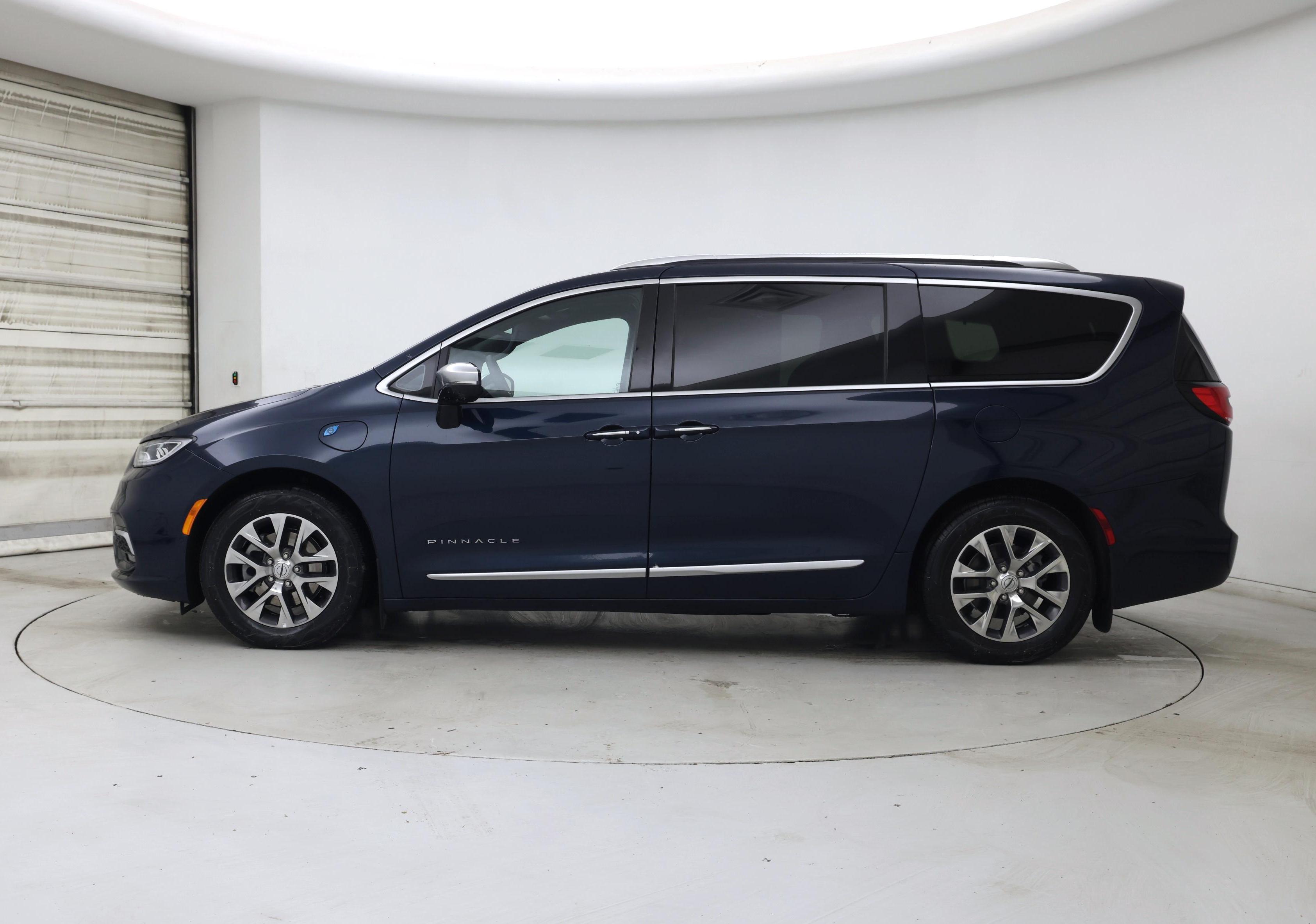 Thumbnail: 2023 Chrysler Pacifica - 3