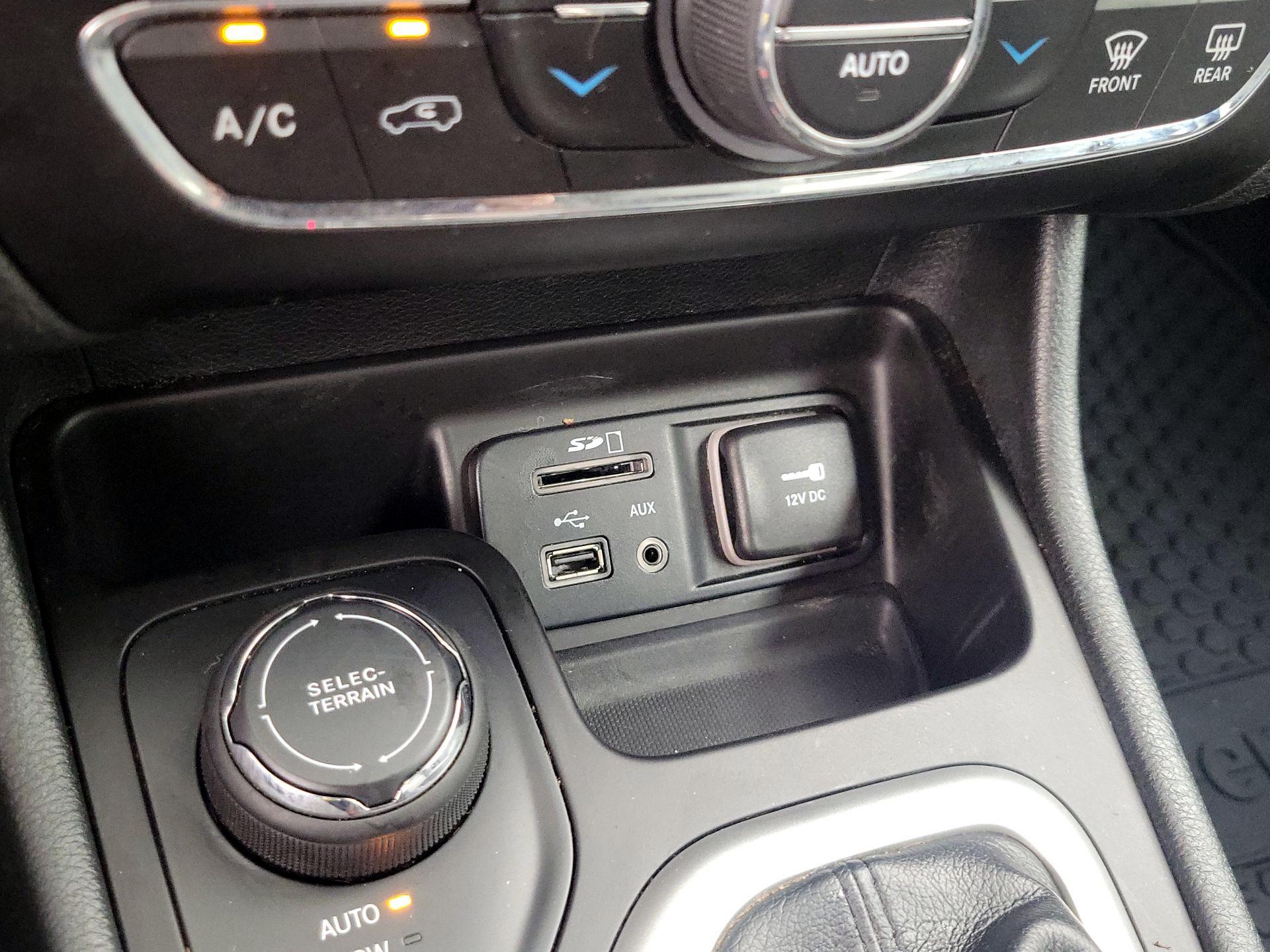 Thumbnail: 2014 Jeep Cherokee - 19