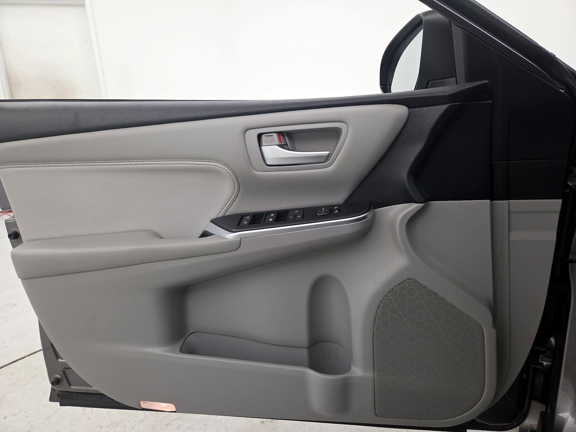 Thumbnail: 2016 Toyota Camry - 12