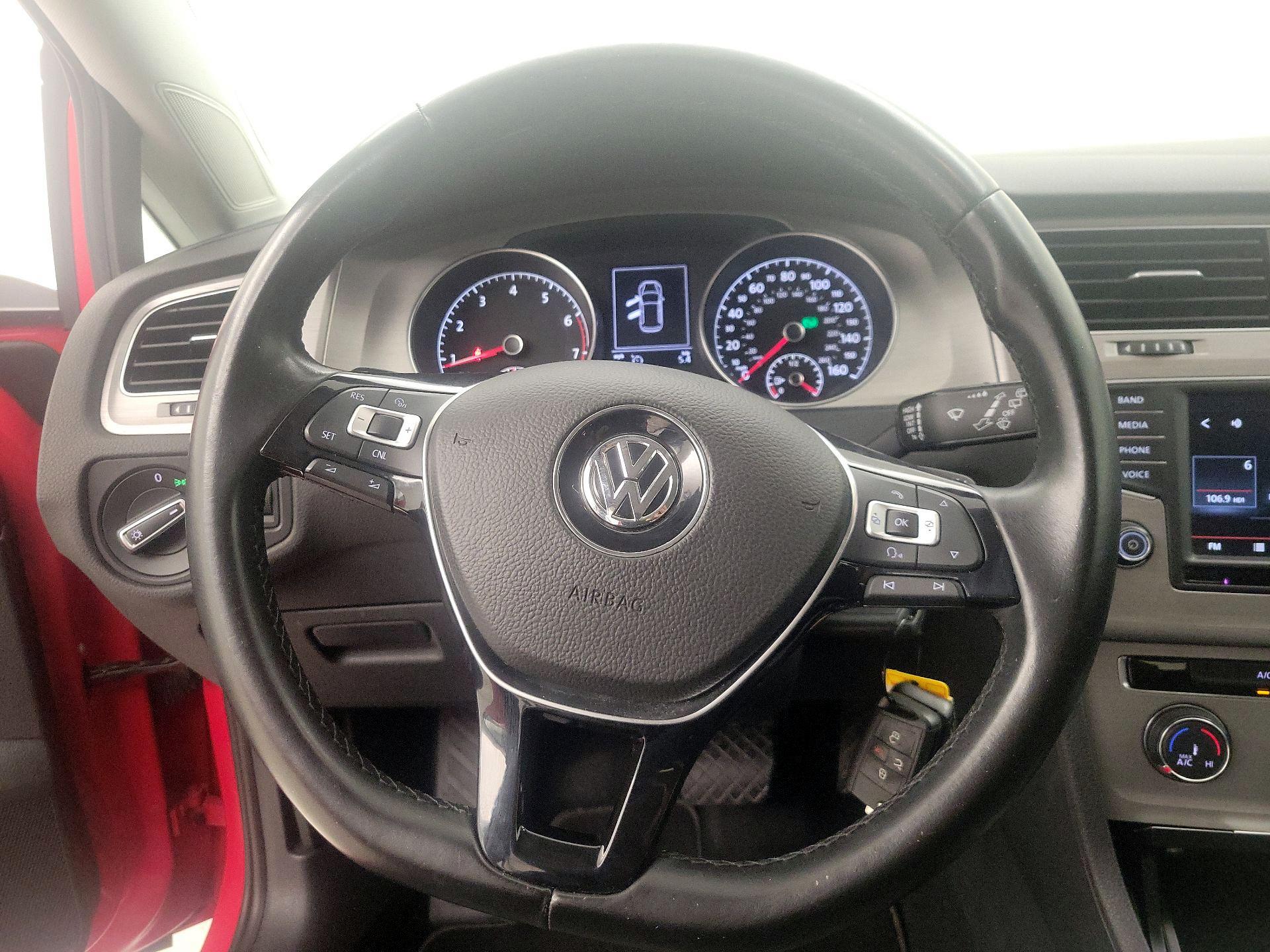 Thumbnail: 2016 Volkswagen Golf - 10