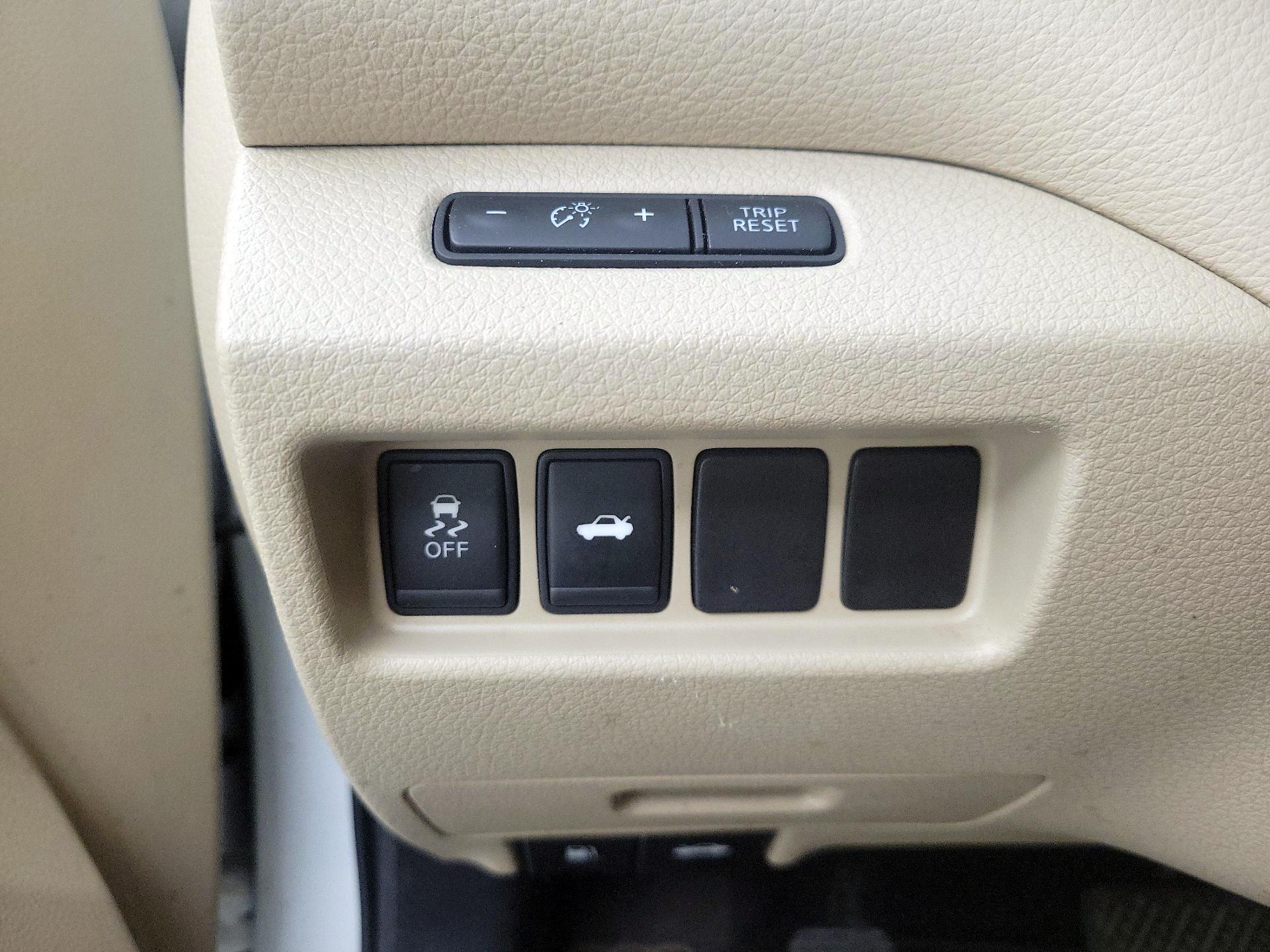 Thumbnail: 2015 Nissan Altima - 13