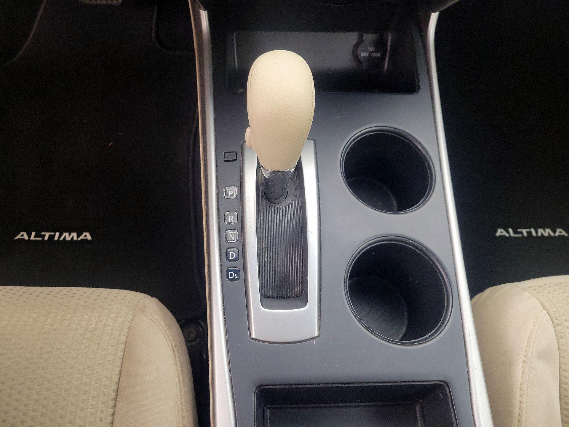 Thumbnail: 2015 Nissan Altima - 16