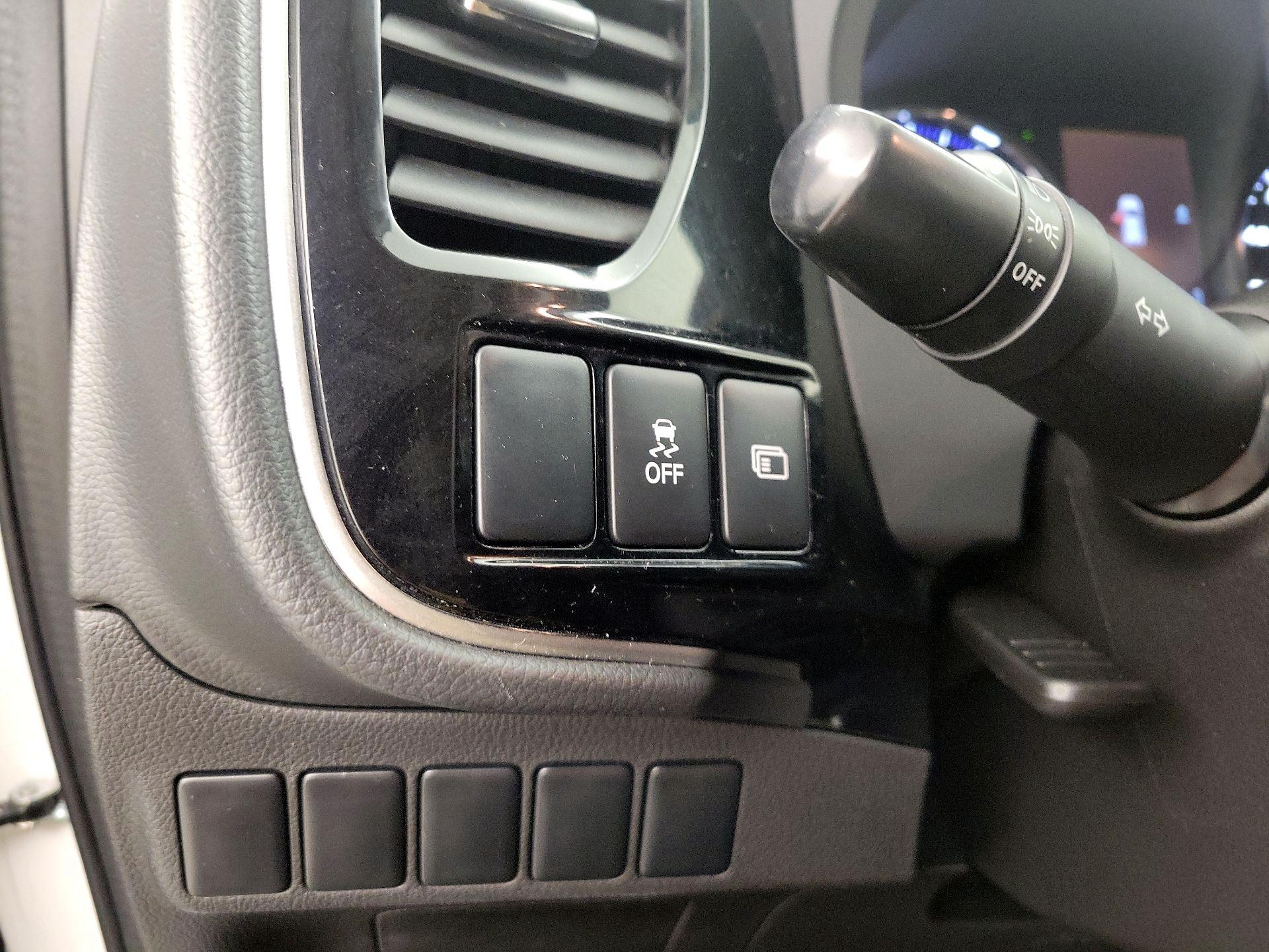 Thumbnail: 2017 Mitsubishi Outlander - 13