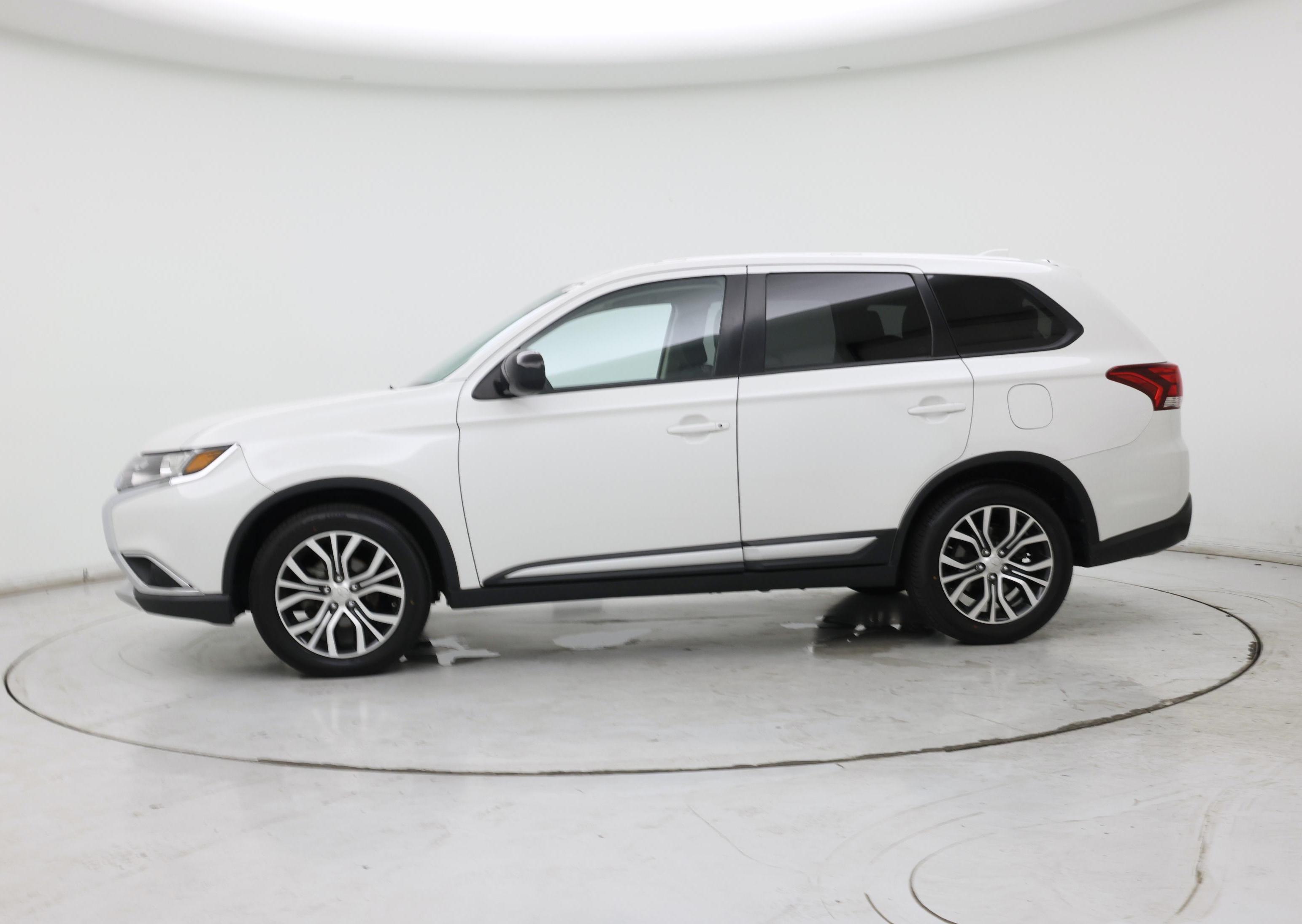 Thumbnail: 2017 Mitsubishi Outlander - 3