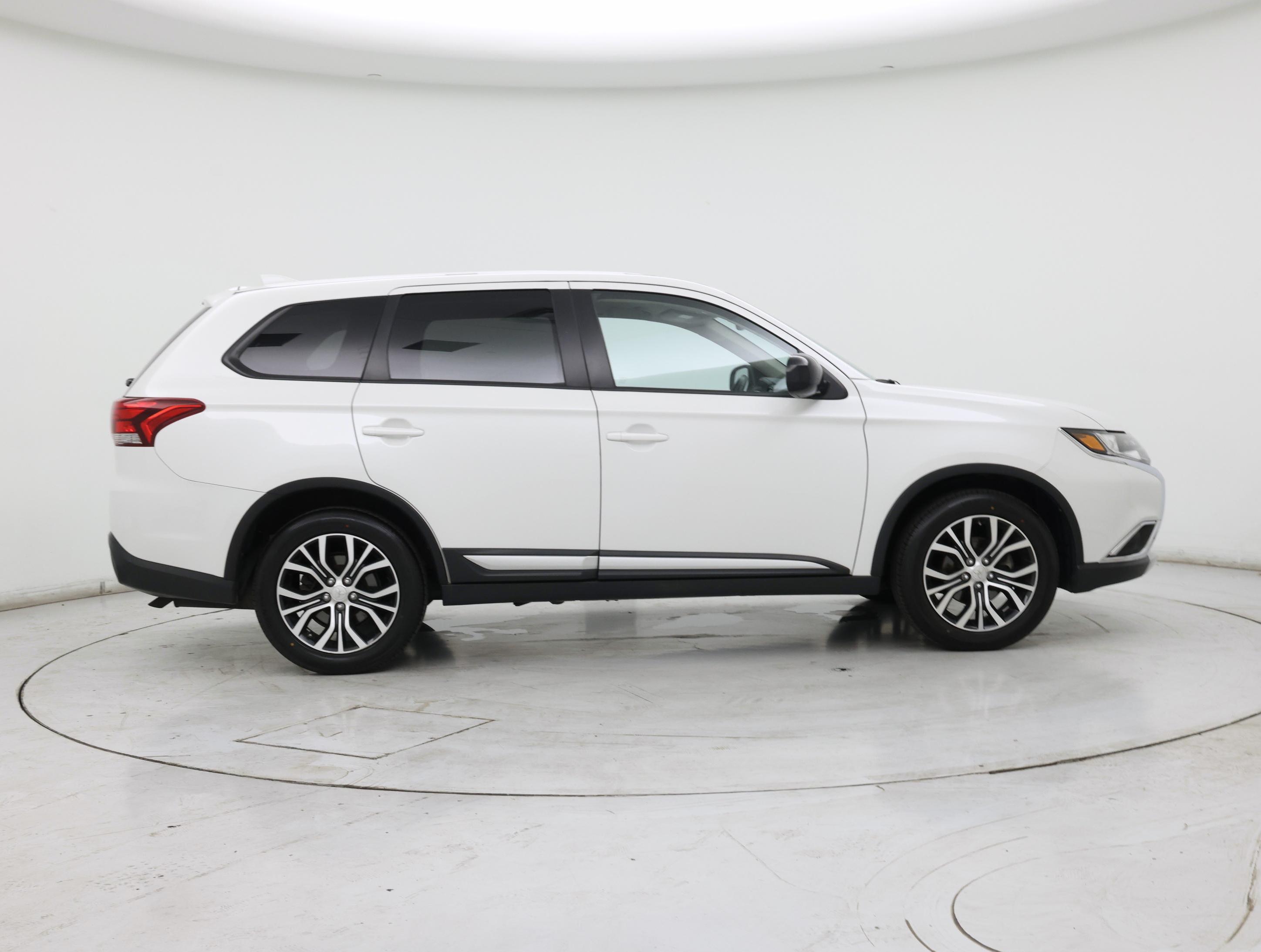 Thumbnail: 2017 Mitsubishi Outlander - 7