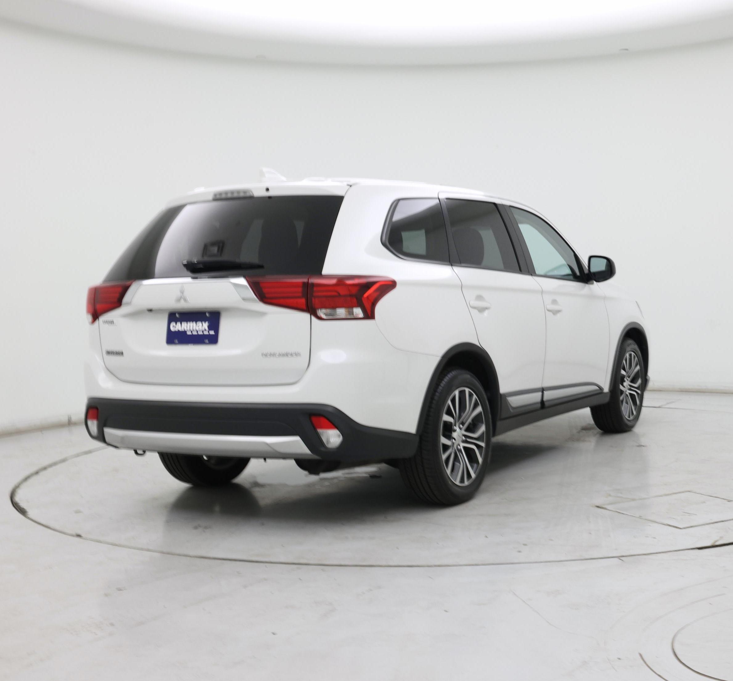 Thumbnail: 2017 Mitsubishi Outlander - 8