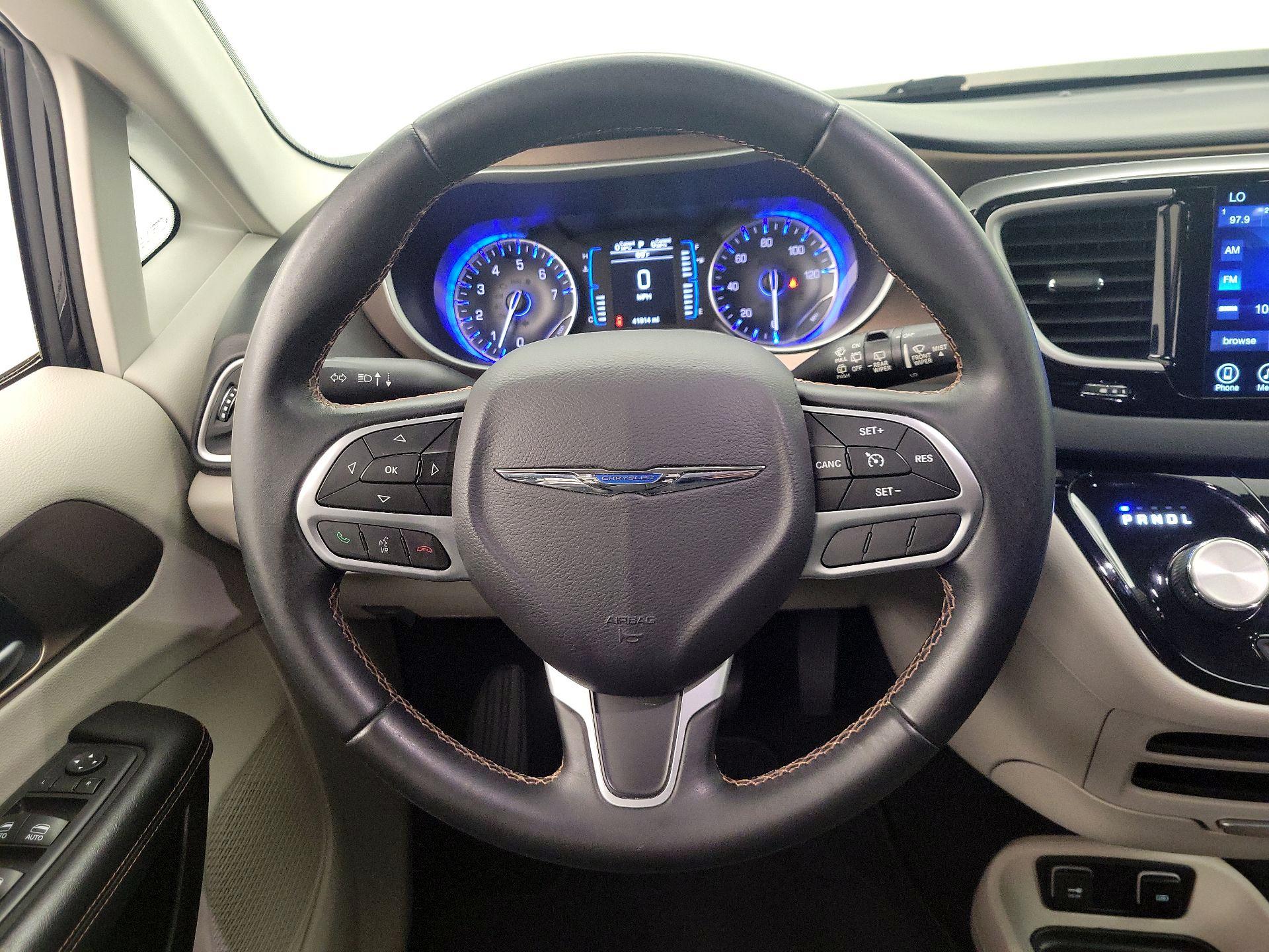 Thumbnail: 2017 Chrysler Pacifica - 10