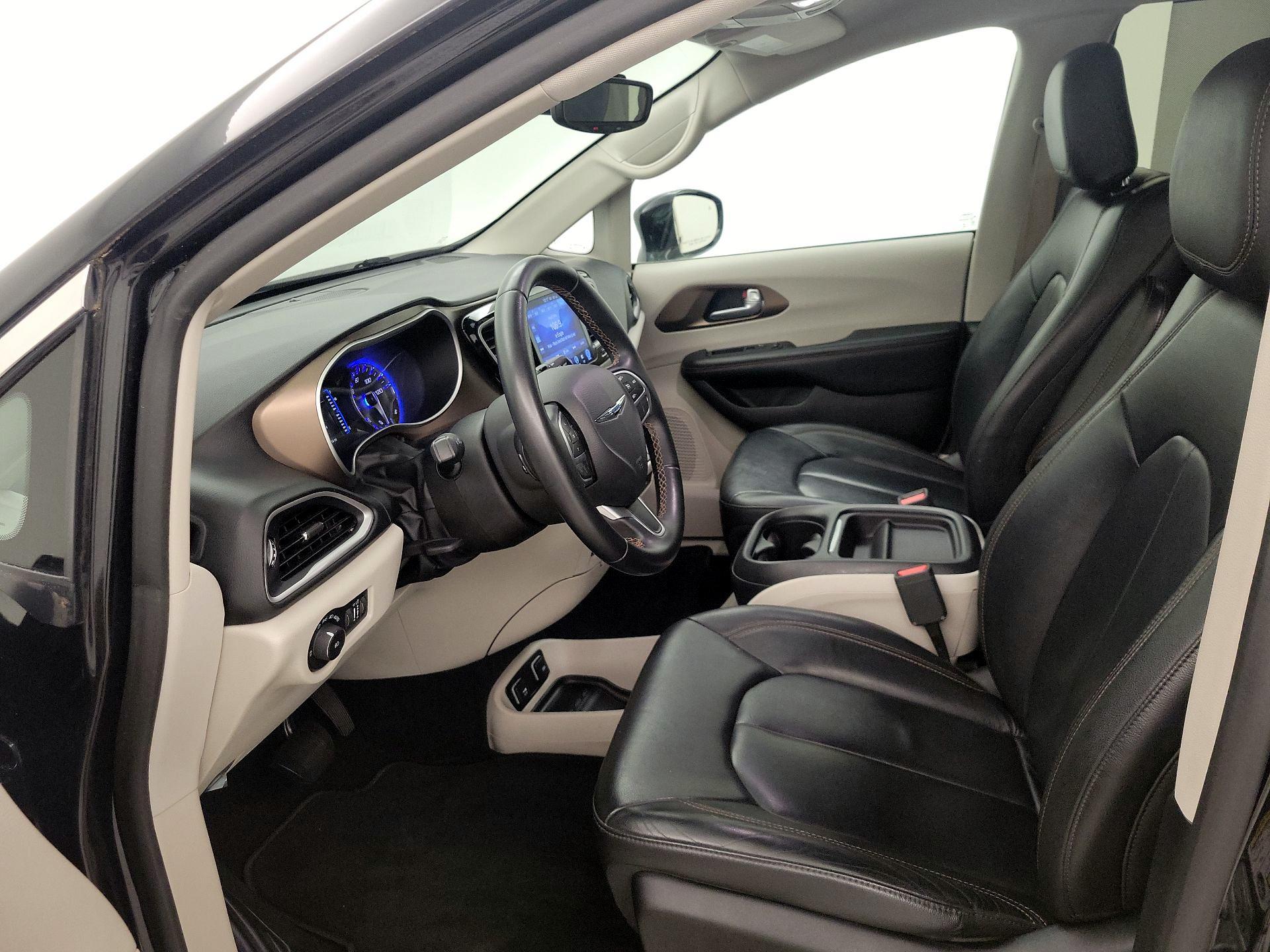 Thumbnail: 2017 Chrysler Pacifica - 11