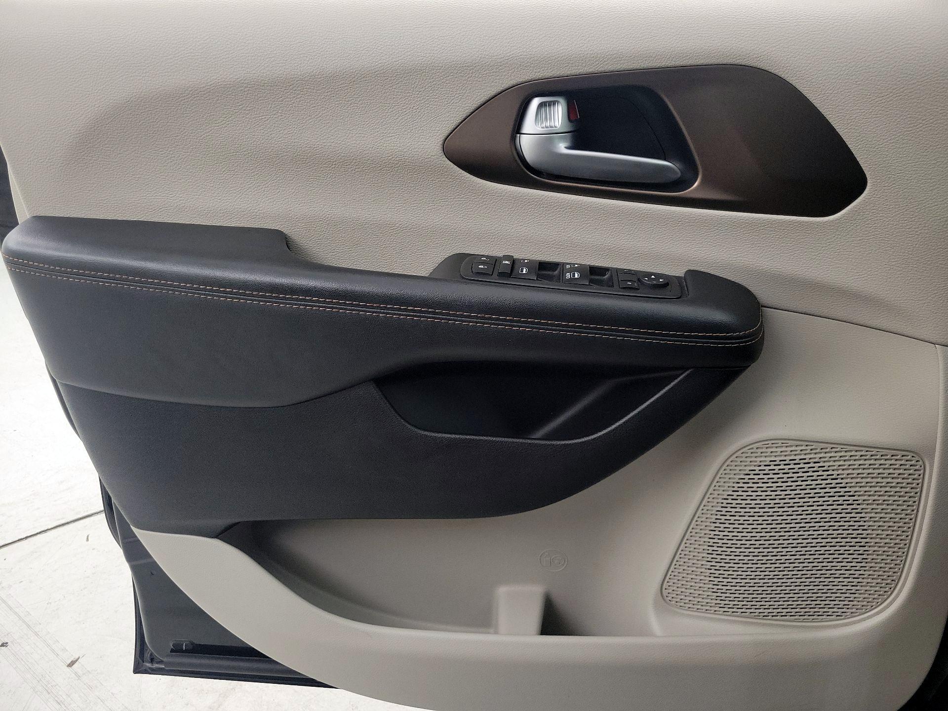 Thumbnail: 2017 Chrysler Pacifica - 12