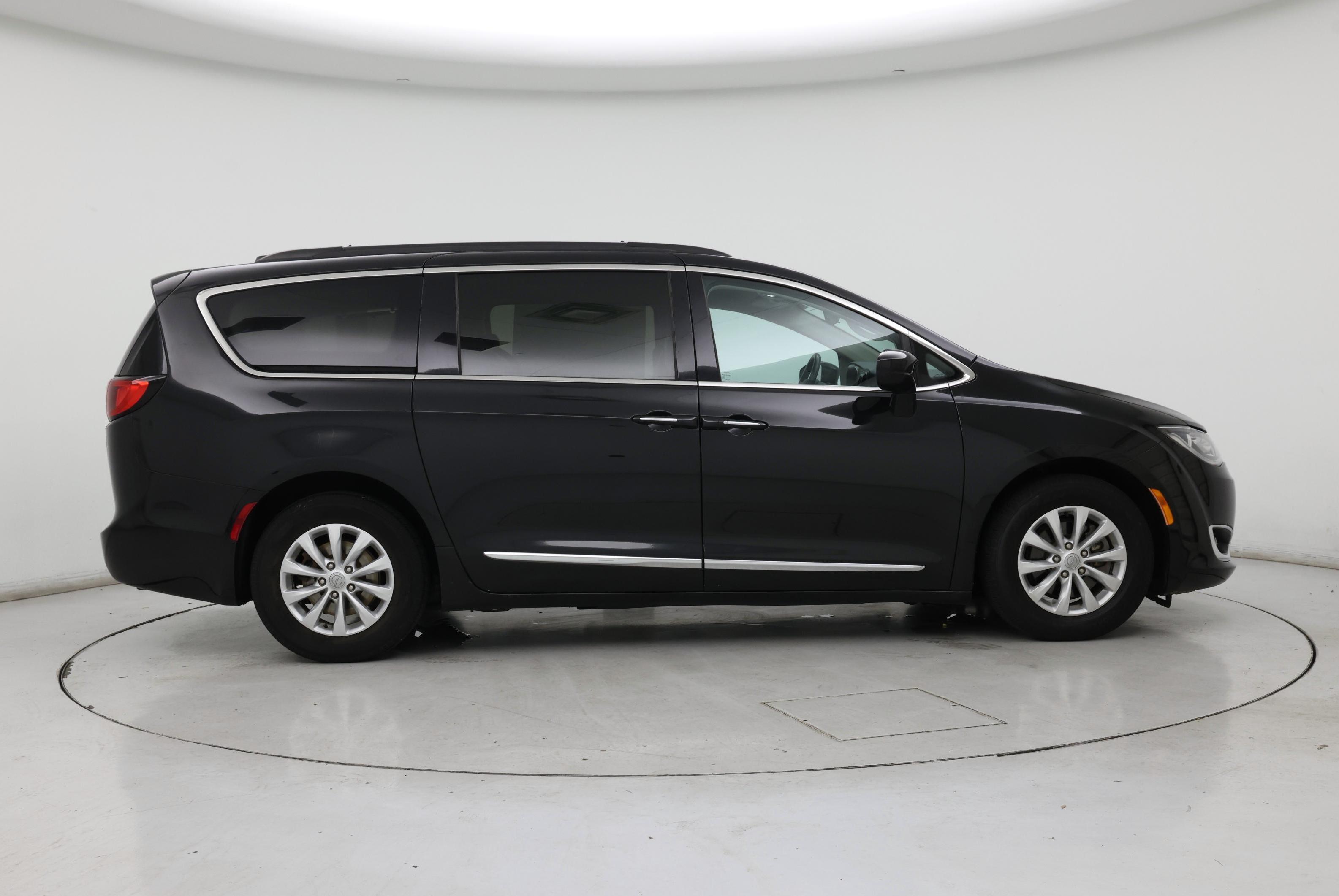 Thumbnail: 2017 Chrysler Pacifica - 7