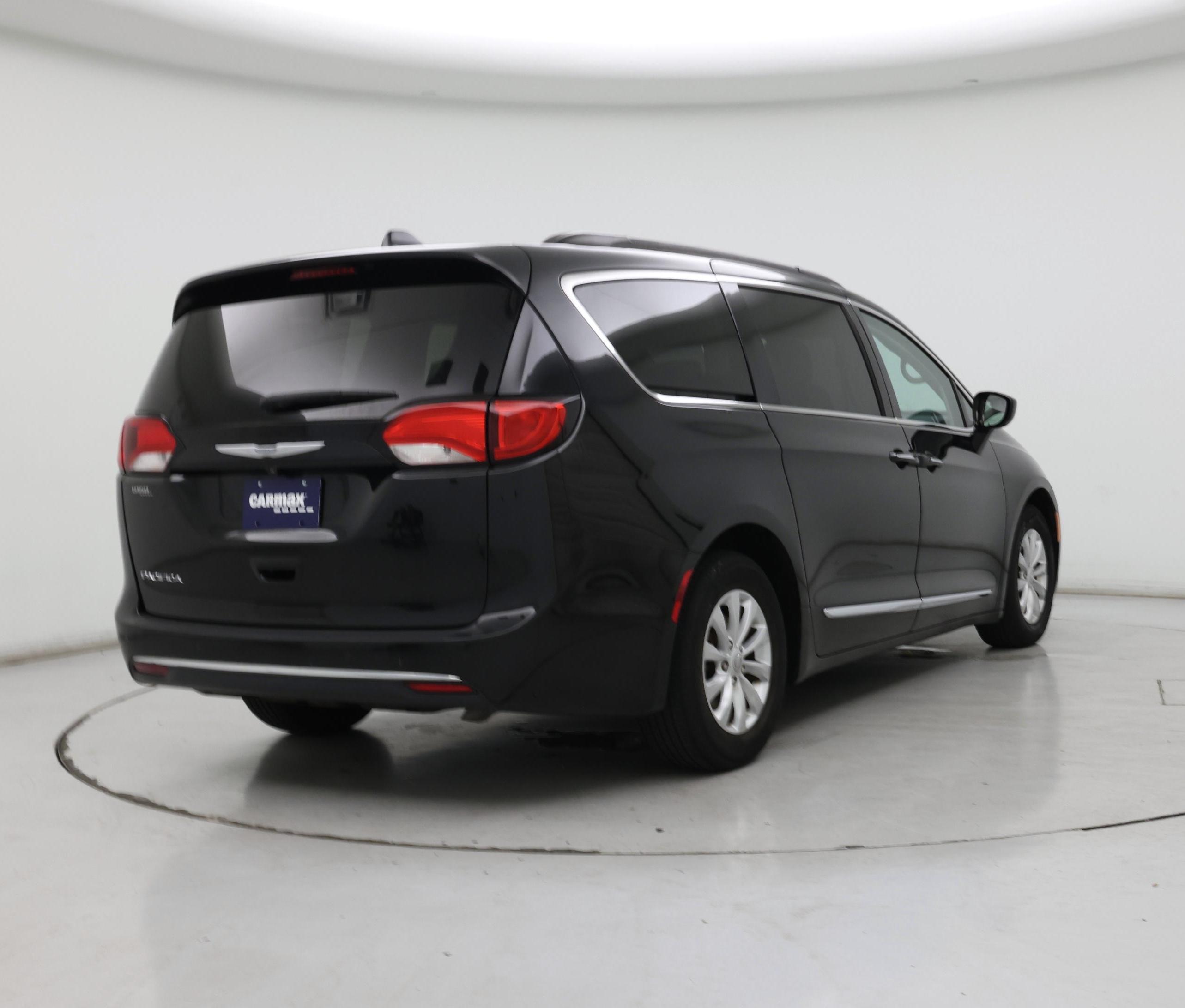 Thumbnail: 2017 Chrysler Pacifica - 8
