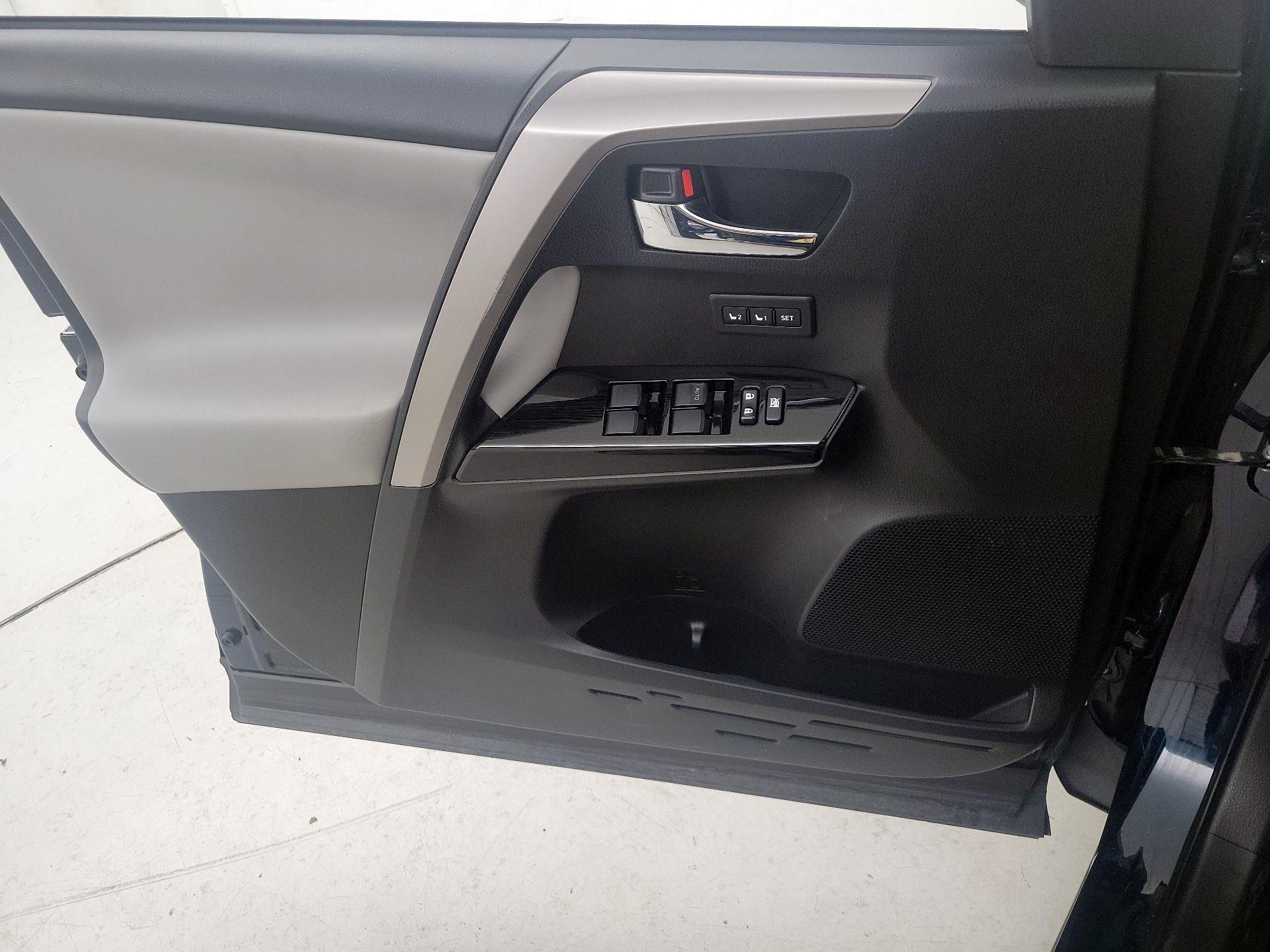 Thumbnail: 2018 Toyota RAV4 - 12