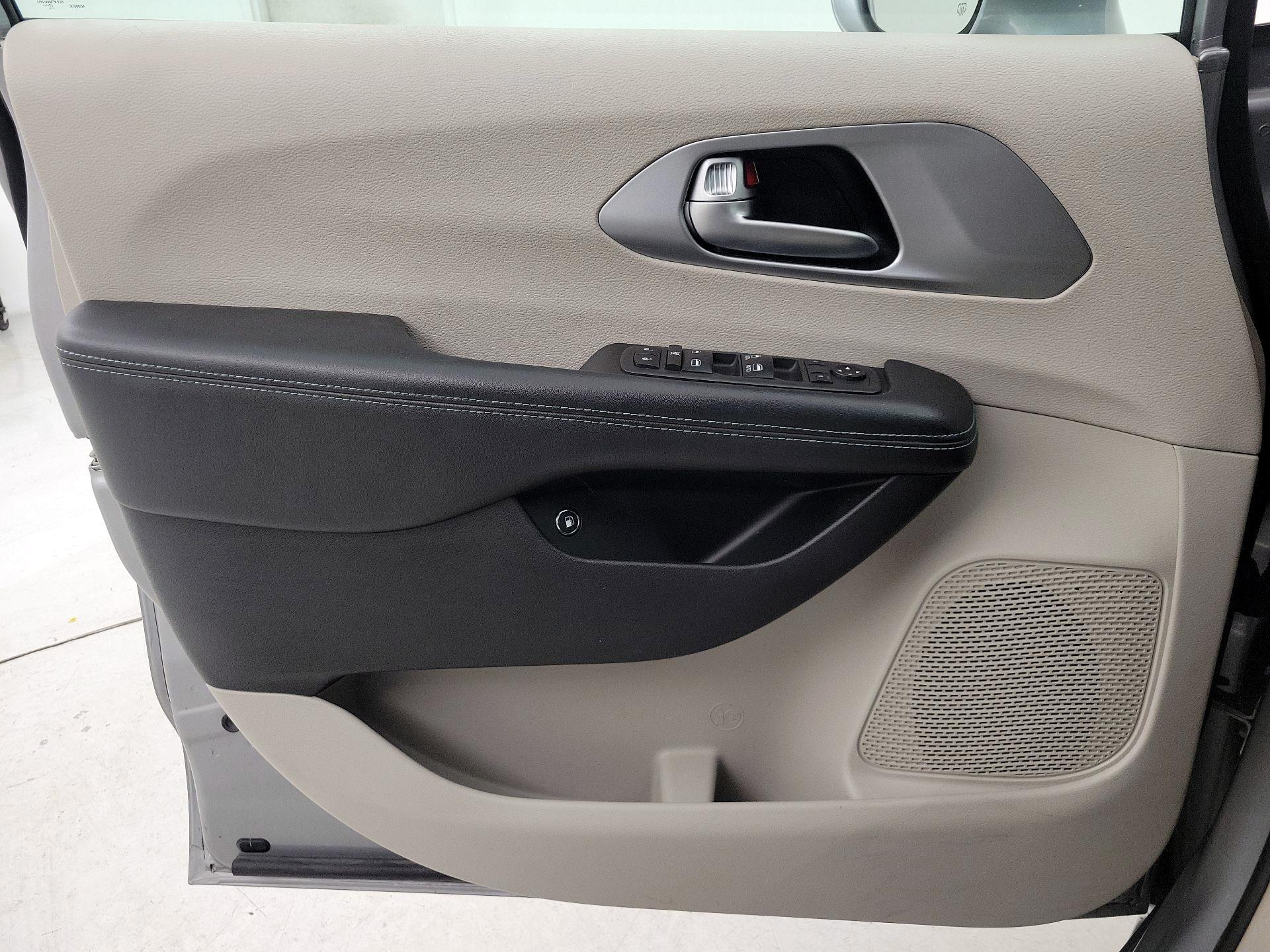 Thumbnail: 2018 Chrysler Pacifica - 12
