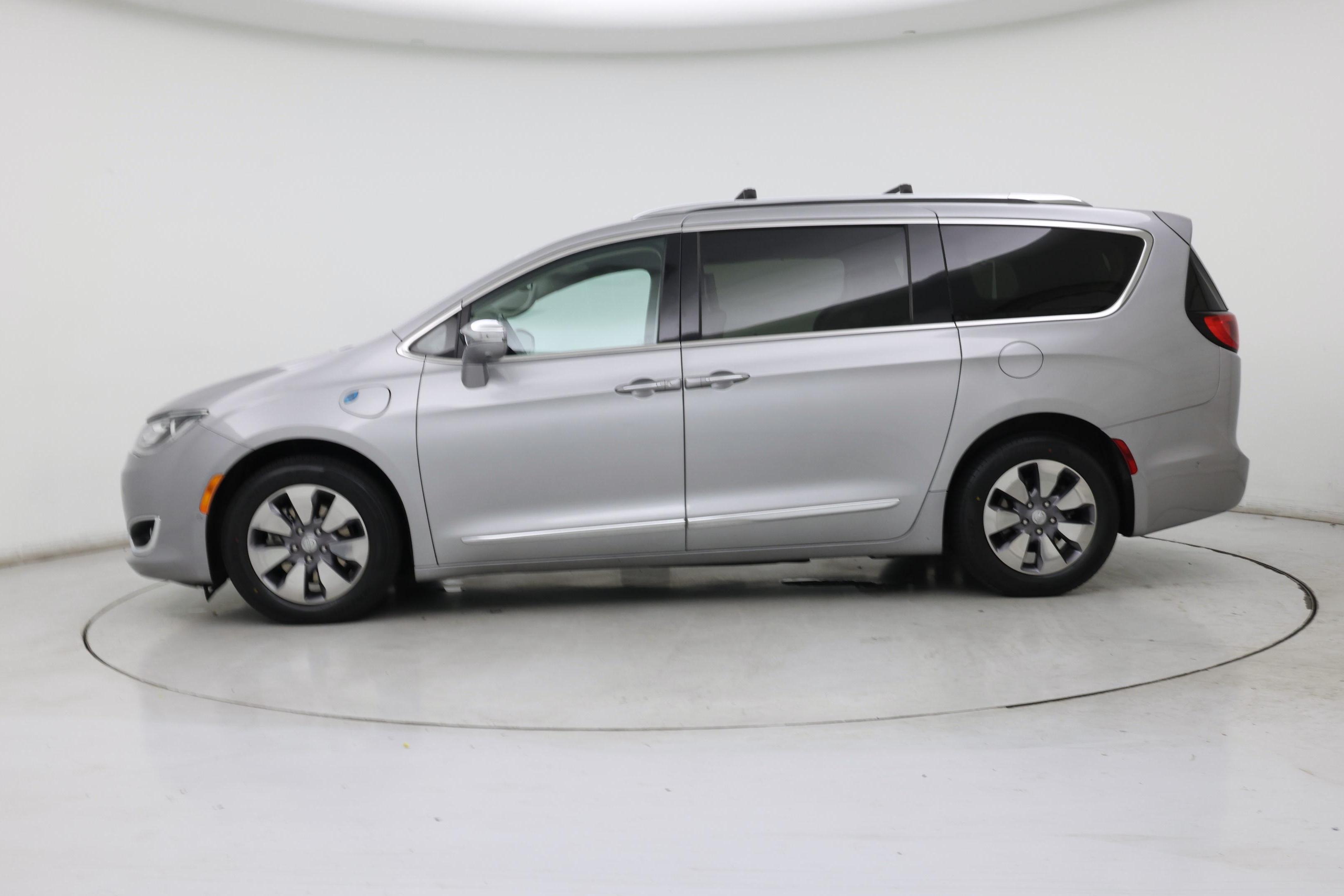 Thumbnail: 2018 Chrysler Pacifica - 3