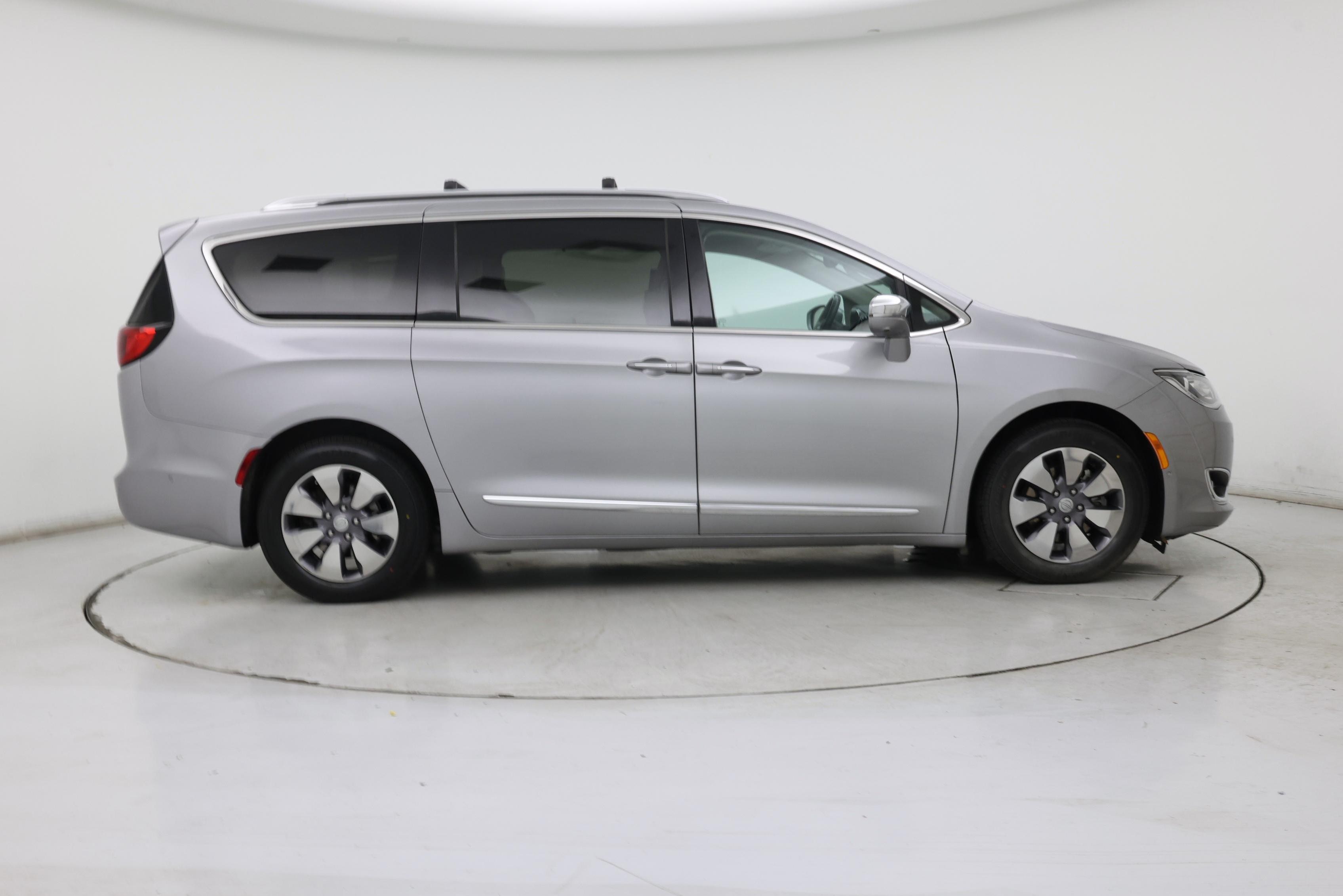 Thumbnail: 2018 Chrysler Pacifica - 7