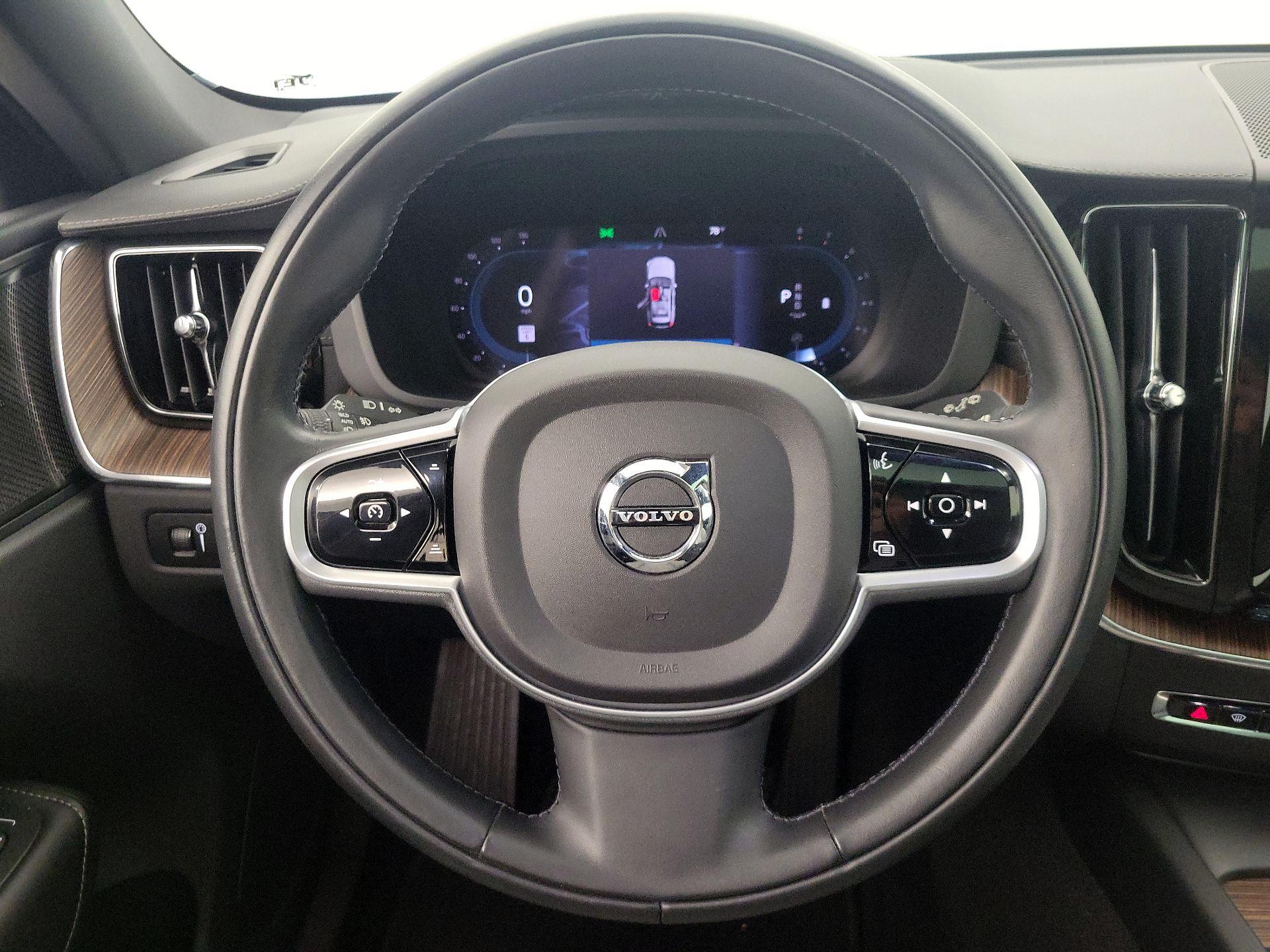 Thumbnail: 2022 Volvo XC60 - 10