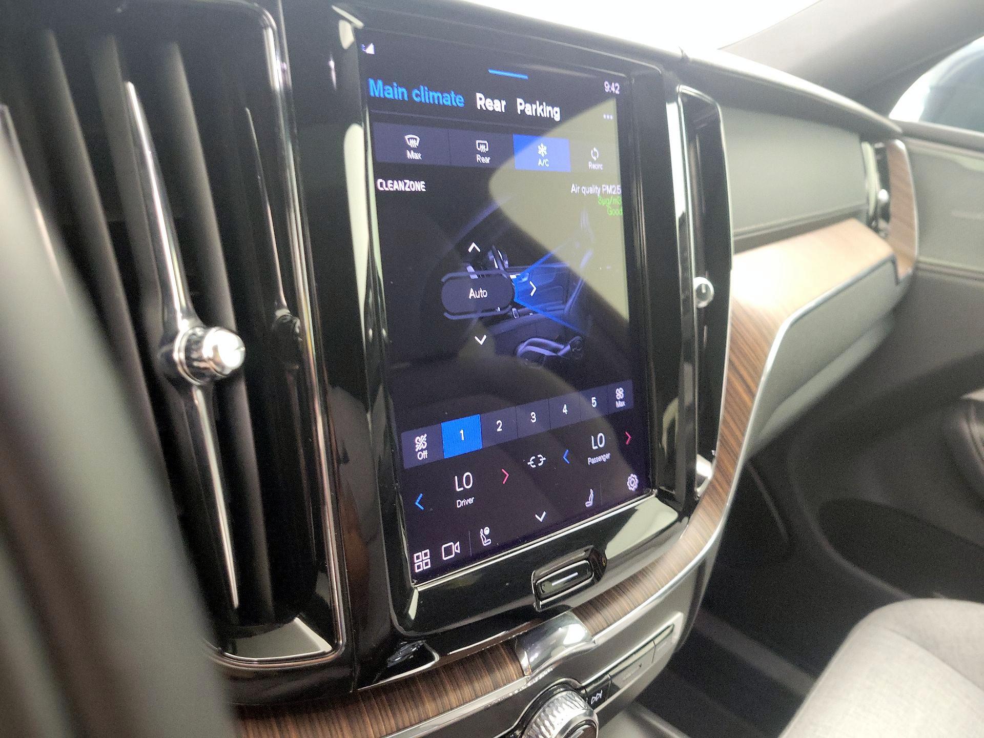 Thumbnail: 2022 Volvo XC60 - 17