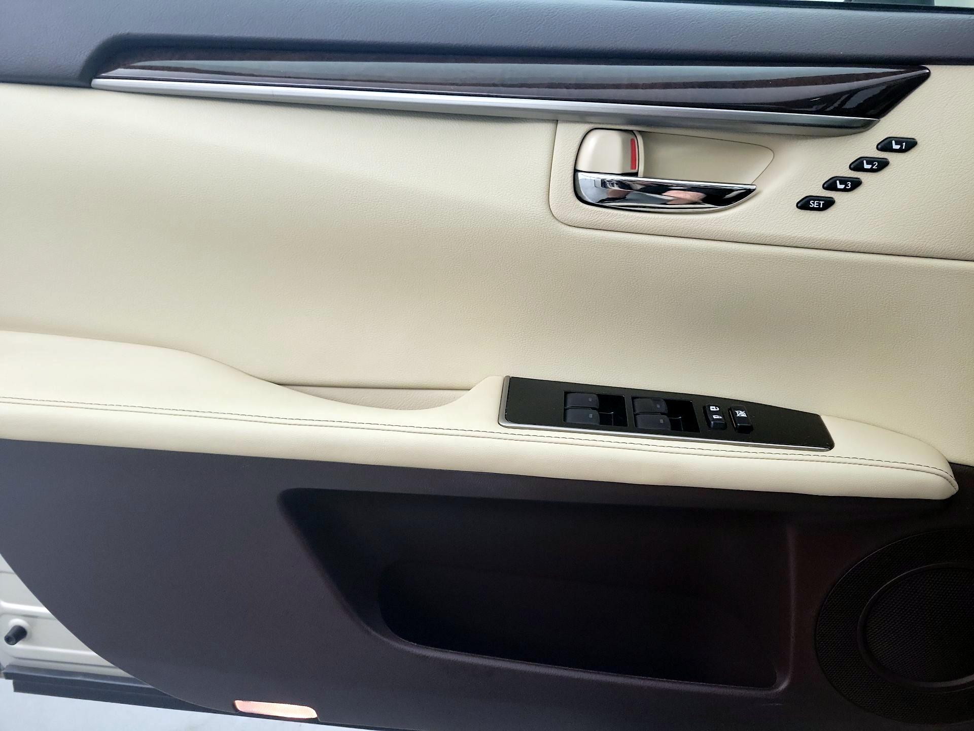 Thumbnail: 2018 Lexus ES - 12
