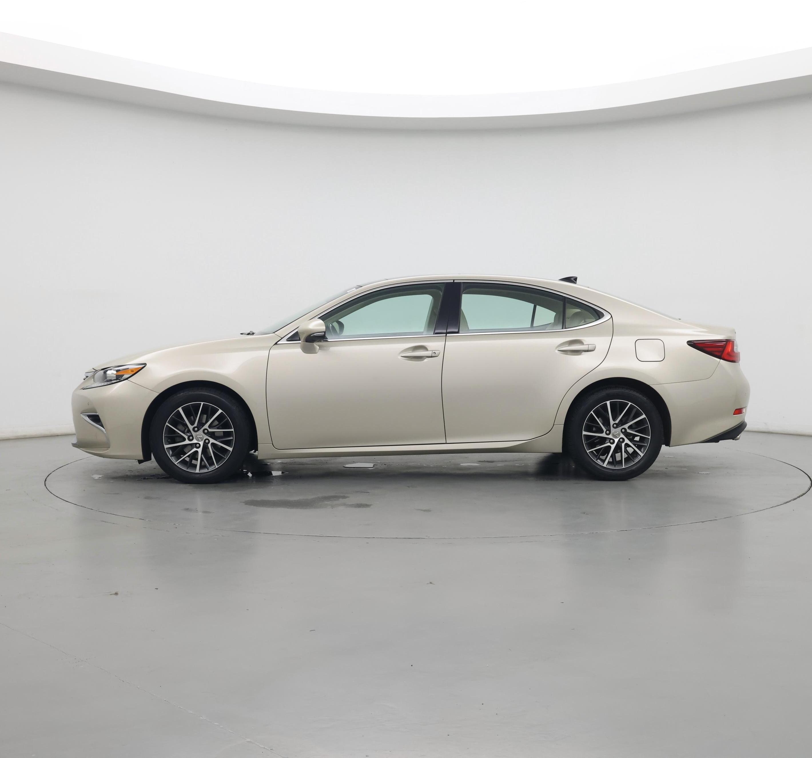 Thumbnail: 2018 Lexus ES - 3