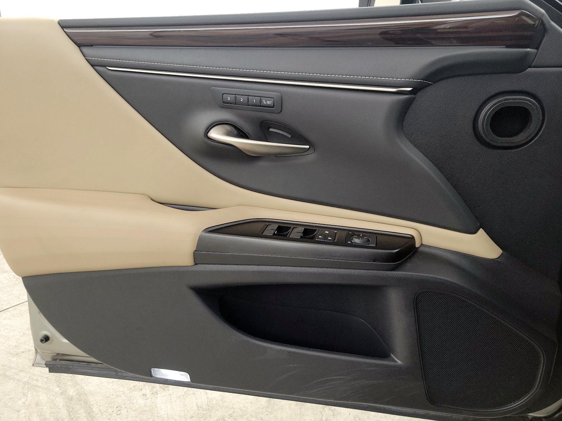 Thumbnail: 2019 Lexus ES - 12
