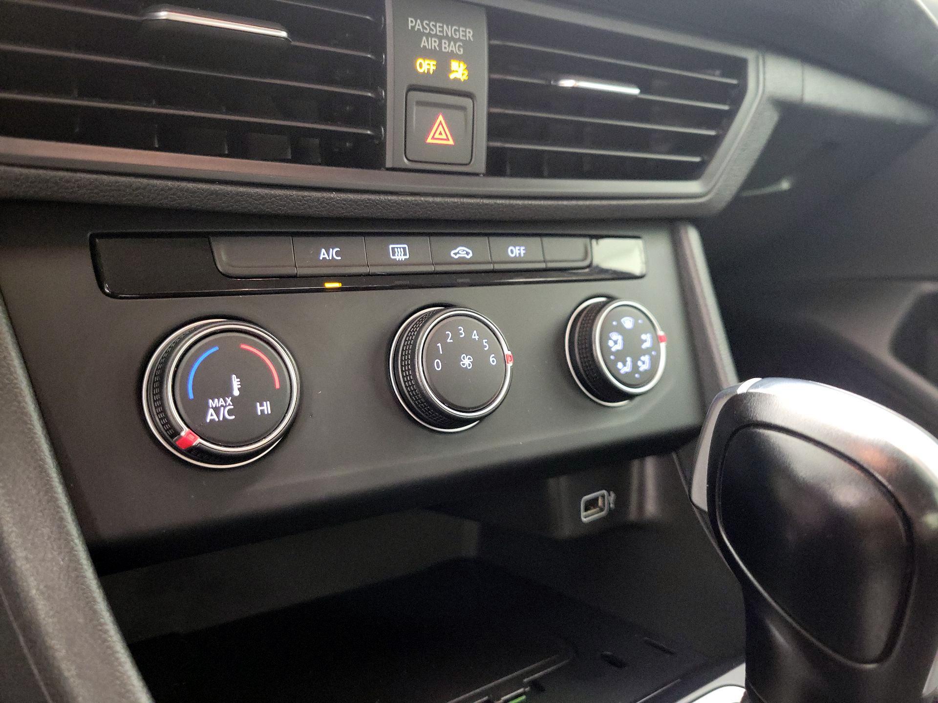 Thumbnail: 2019 Volkswagen Jetta - 16