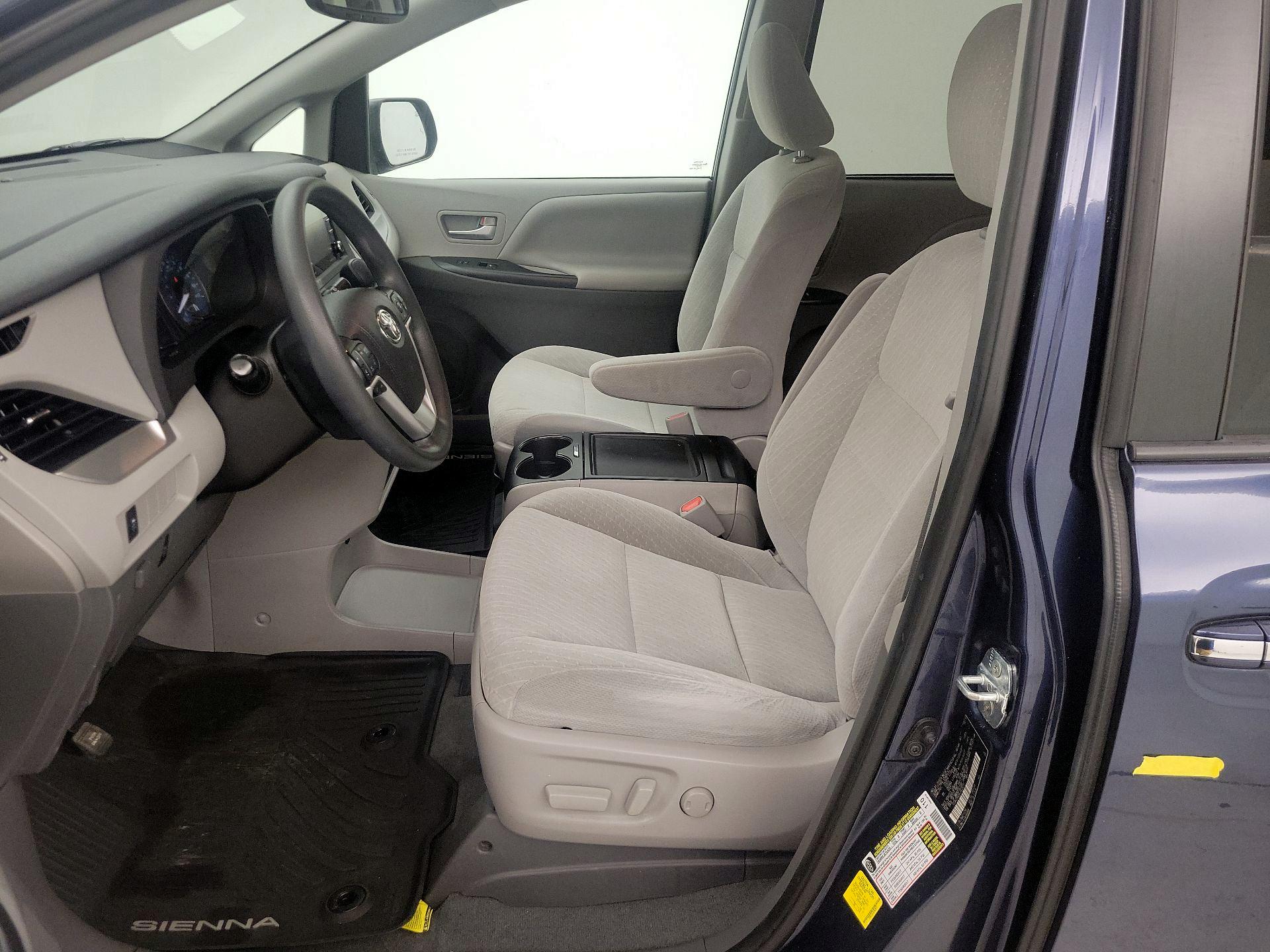 Thumbnail: 2020 Toyota Sienna - 11