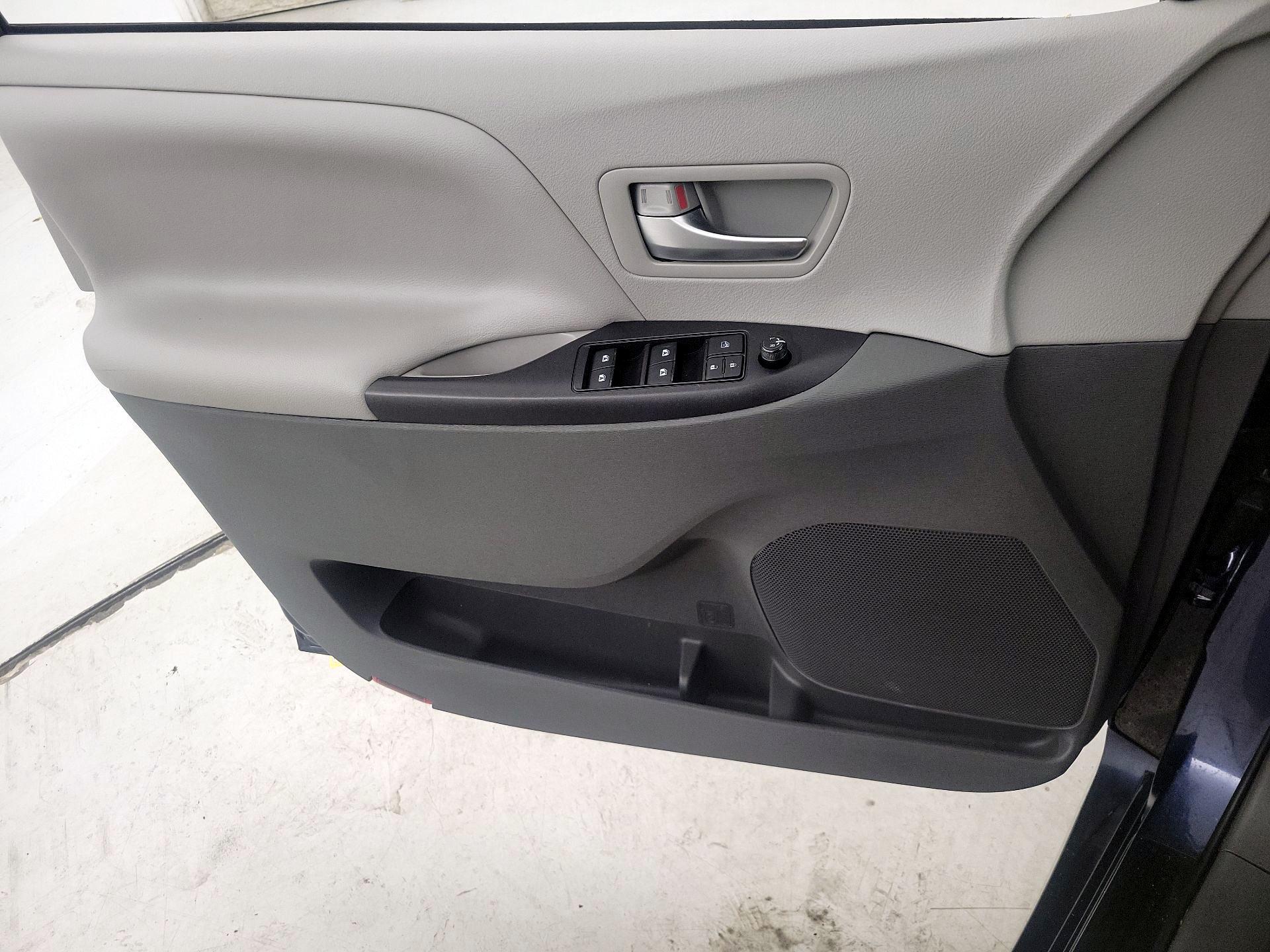 Thumbnail: 2020 Toyota Sienna - 12