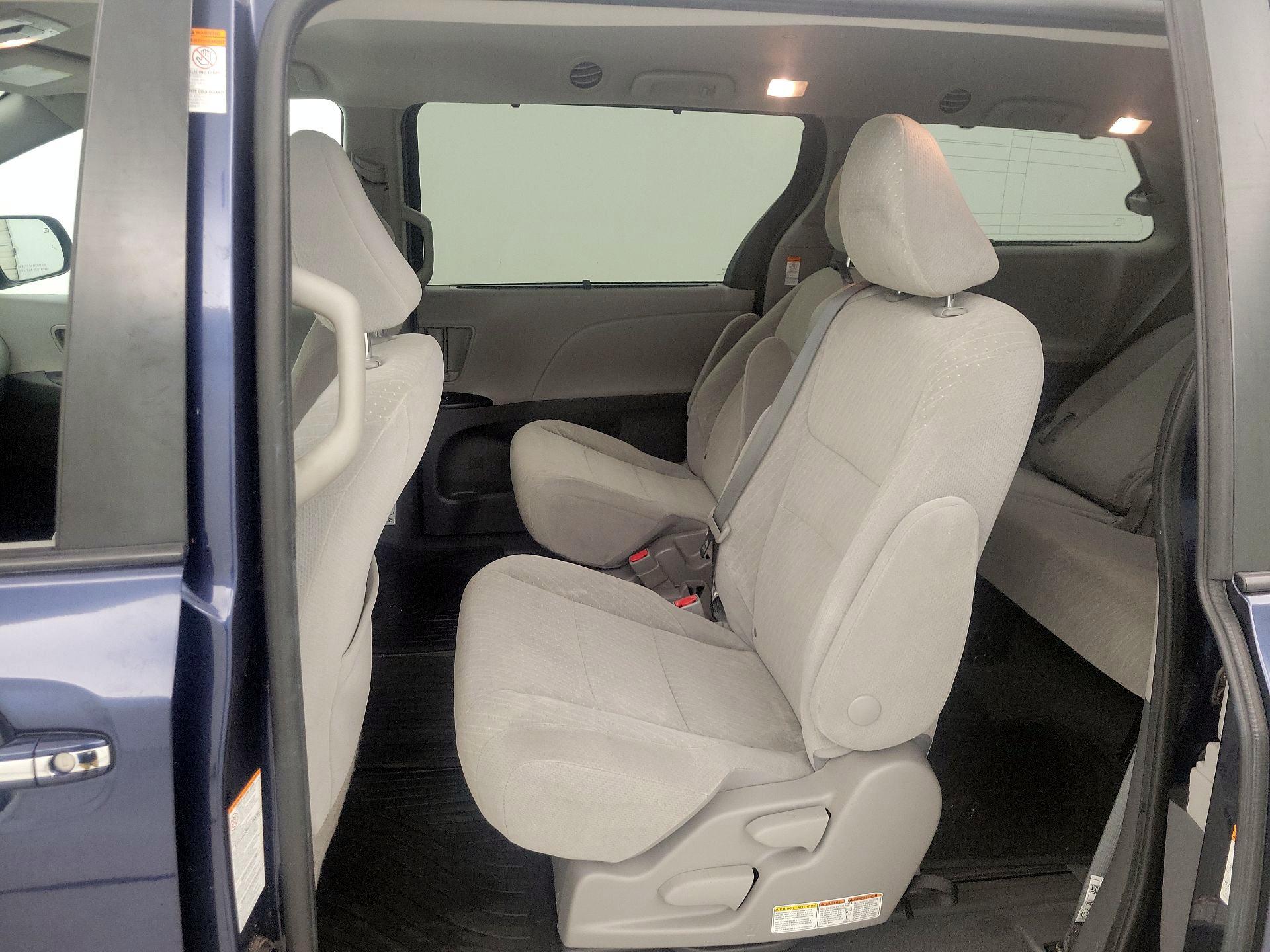 Thumbnail: 2020 Toyota Sienna - 19
