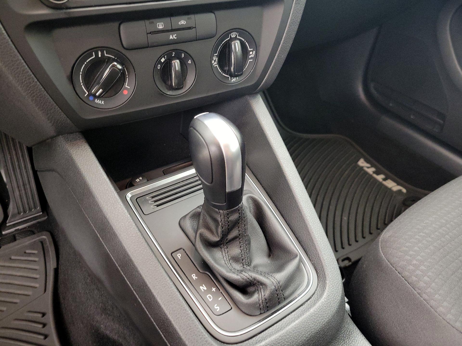 Thumbnail: 2016 Volkswagen Jetta - 16