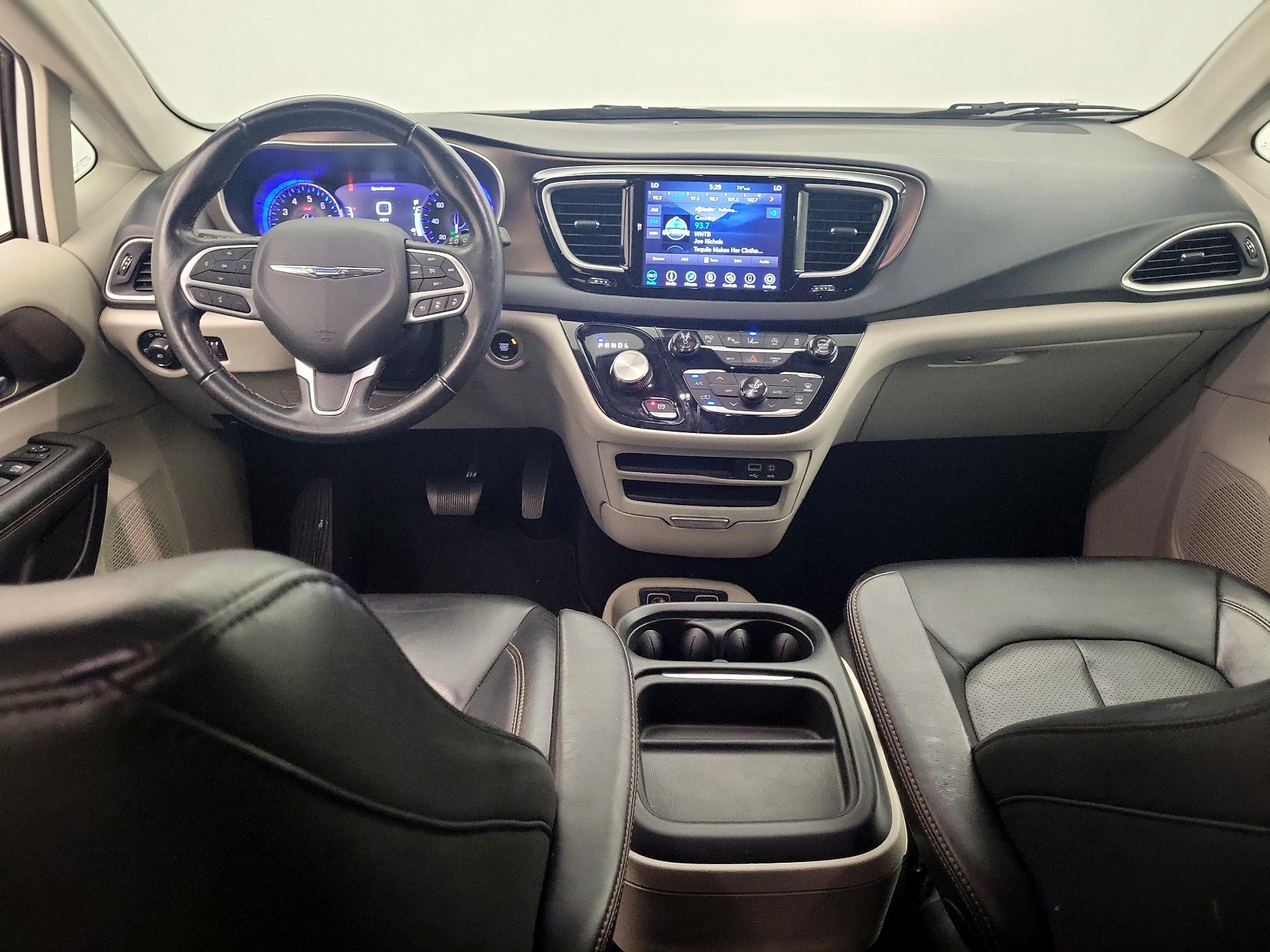Thumbnail: 2018 Chrysler Pacifica - 9