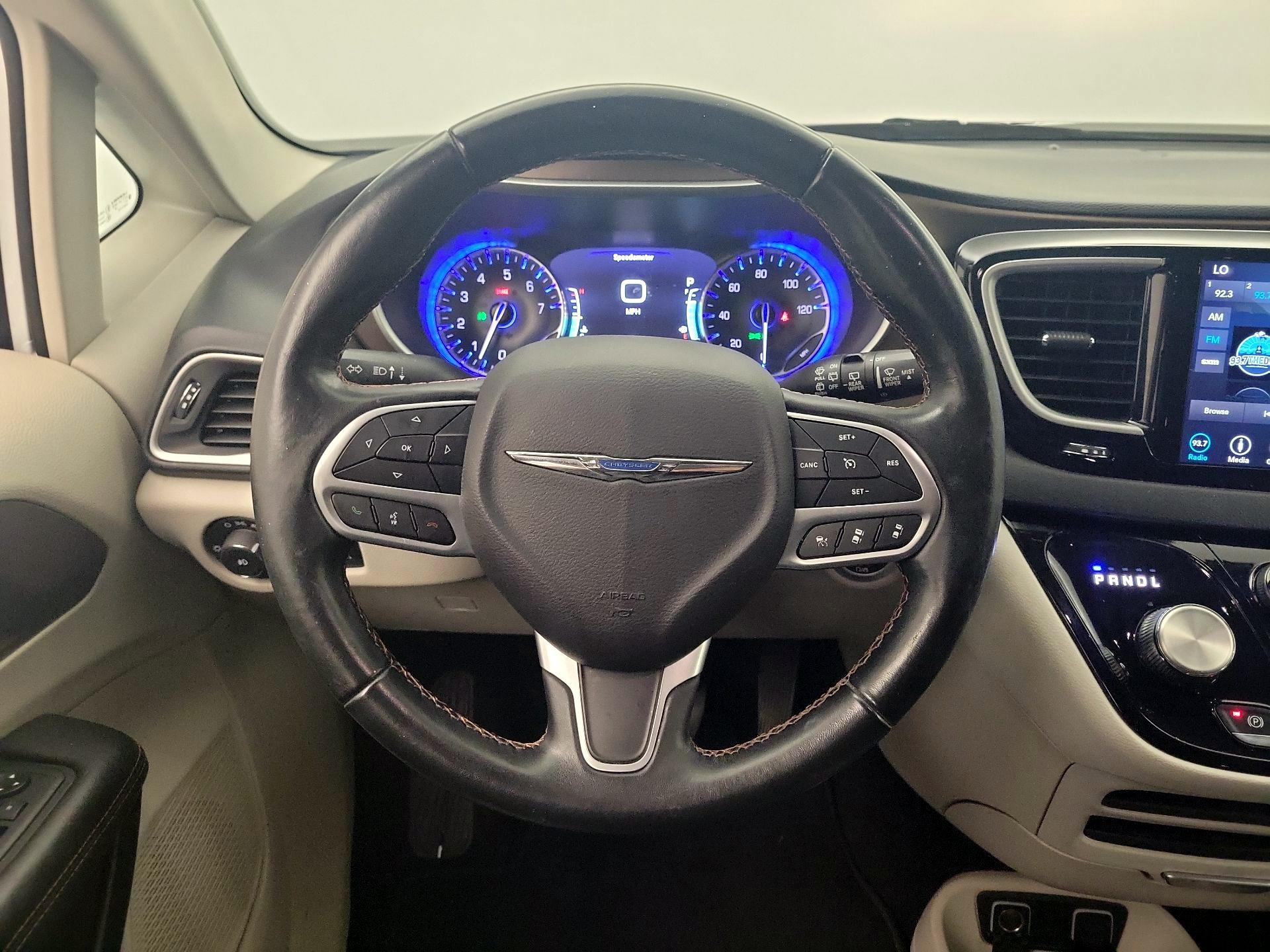 Thumbnail: 2018 Chrysler Pacifica - 10