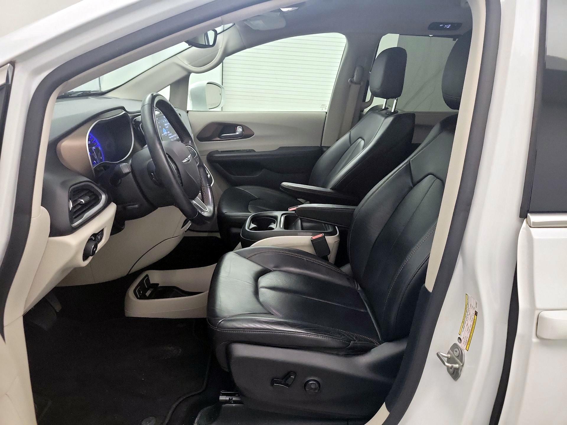 Thumbnail: 2018 Chrysler Pacifica - 11