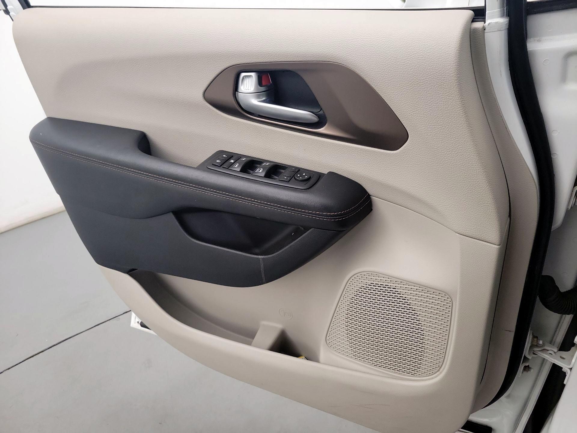 Thumbnail: 2018 Chrysler Pacifica - 12
