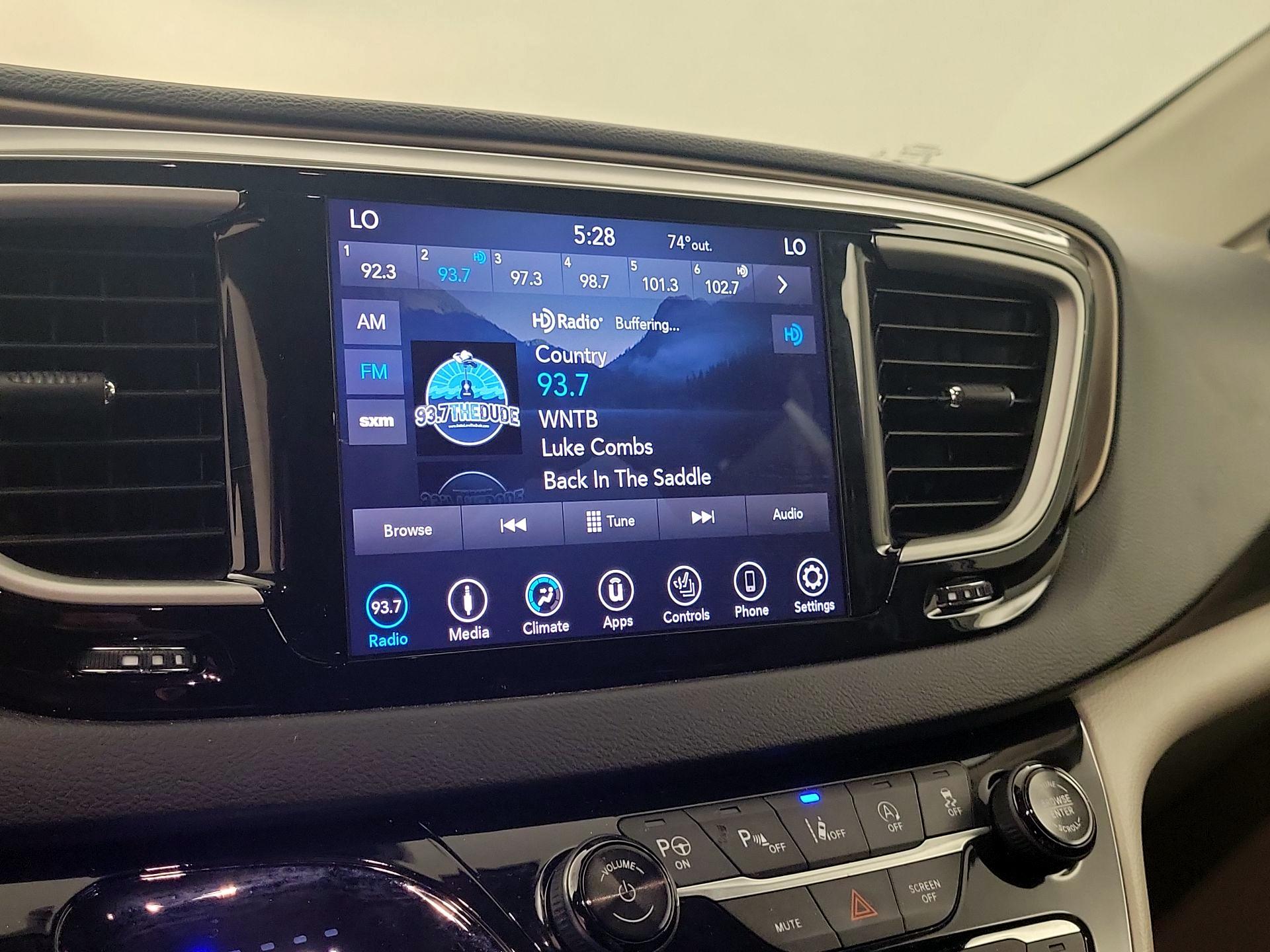 Thumbnail: 2018 Chrysler Pacifica - 15
