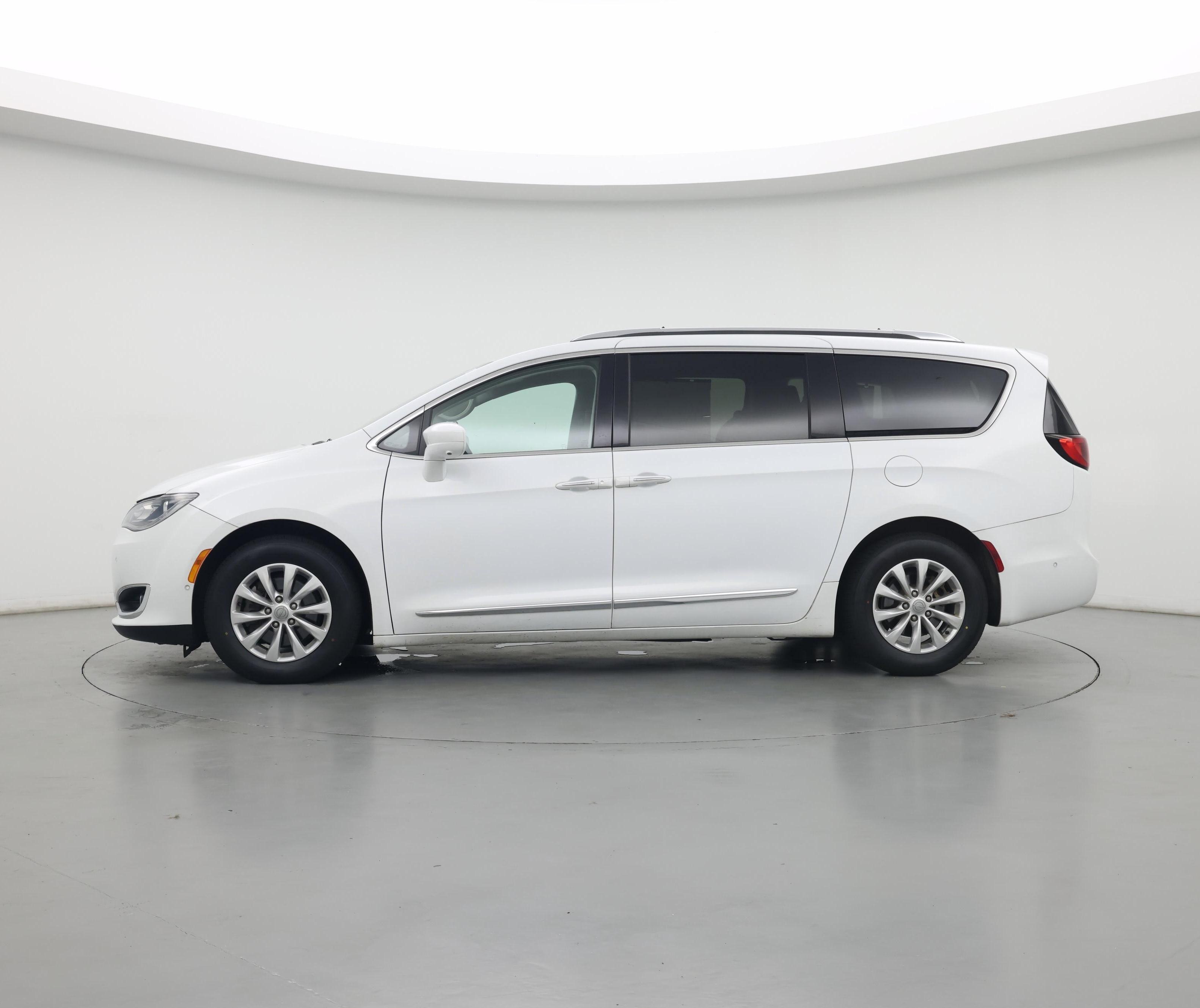 Thumbnail: 2018 Chrysler Pacifica - 3