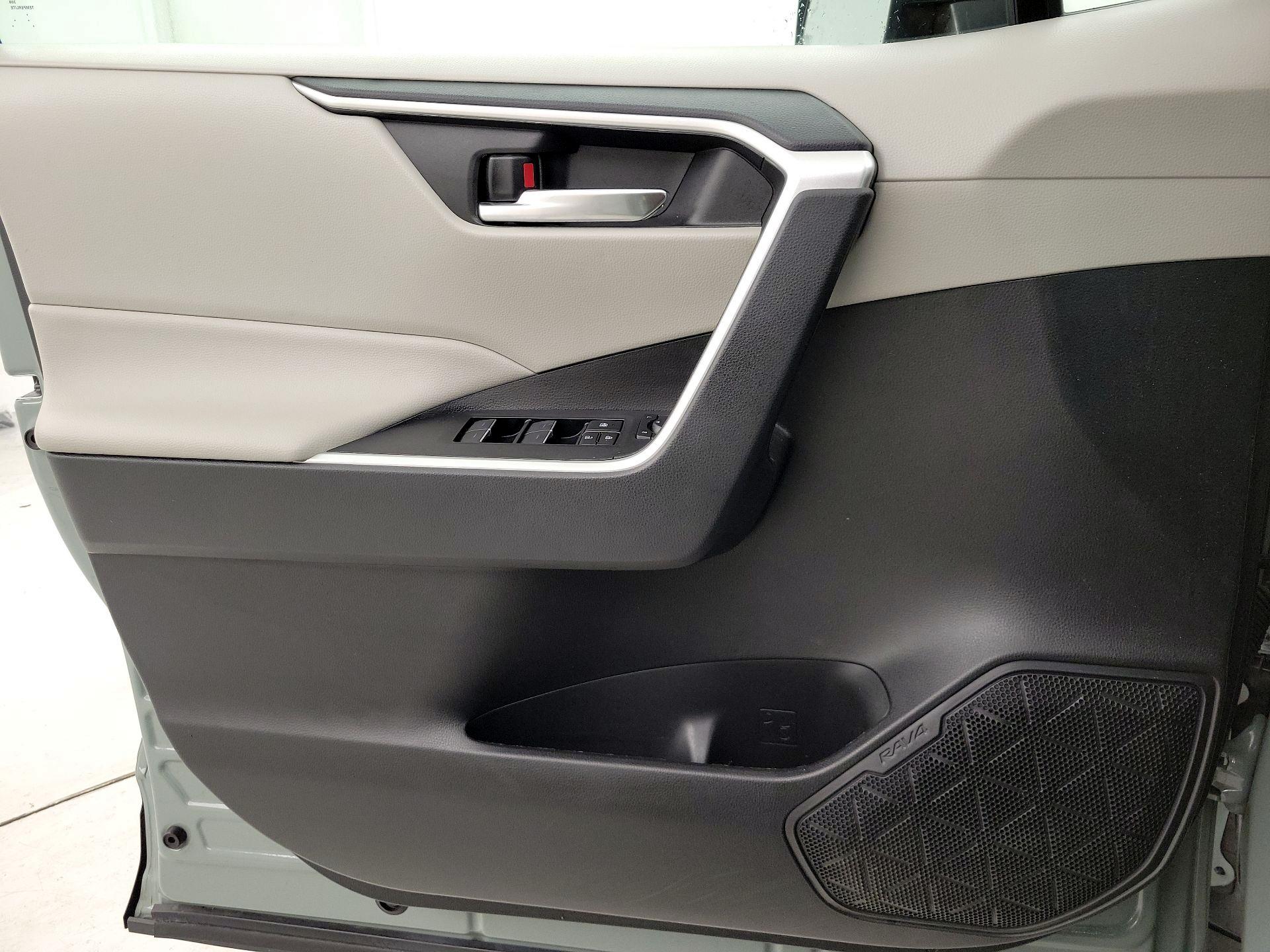 Thumbnail: 2022 Toyota RAV4 - 12